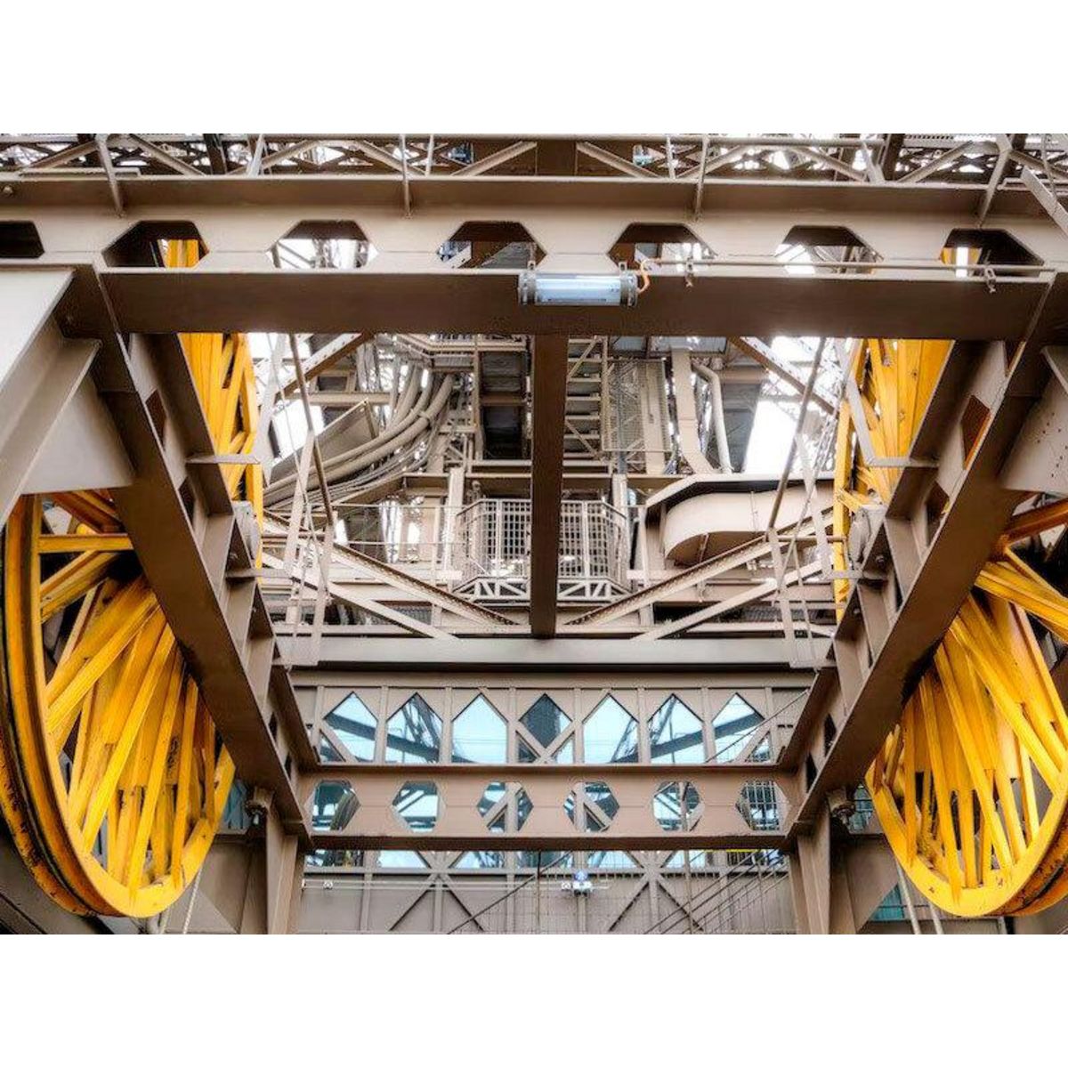 Smartbox Accès au sommet de la tour Eiffel avec billet coupe-file et audio-guide pour 1 adulte - Coffret Cadeau Sport & Aventure