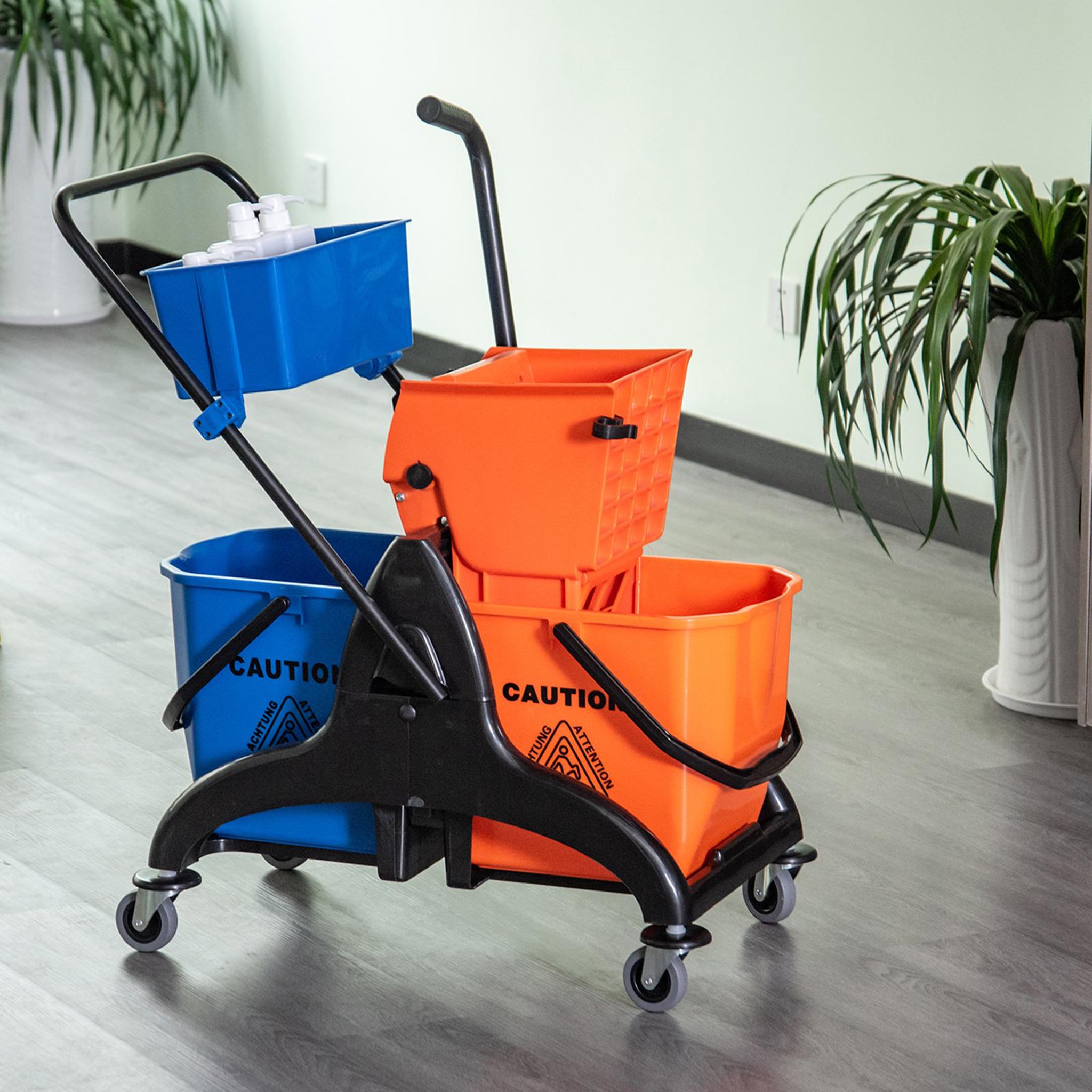 Voir la diapositive 2 : HOMCOM Chariot de lavage chariot de nettoyage professionnel presse à mâchoire 2 seaux + rangement orange bleu