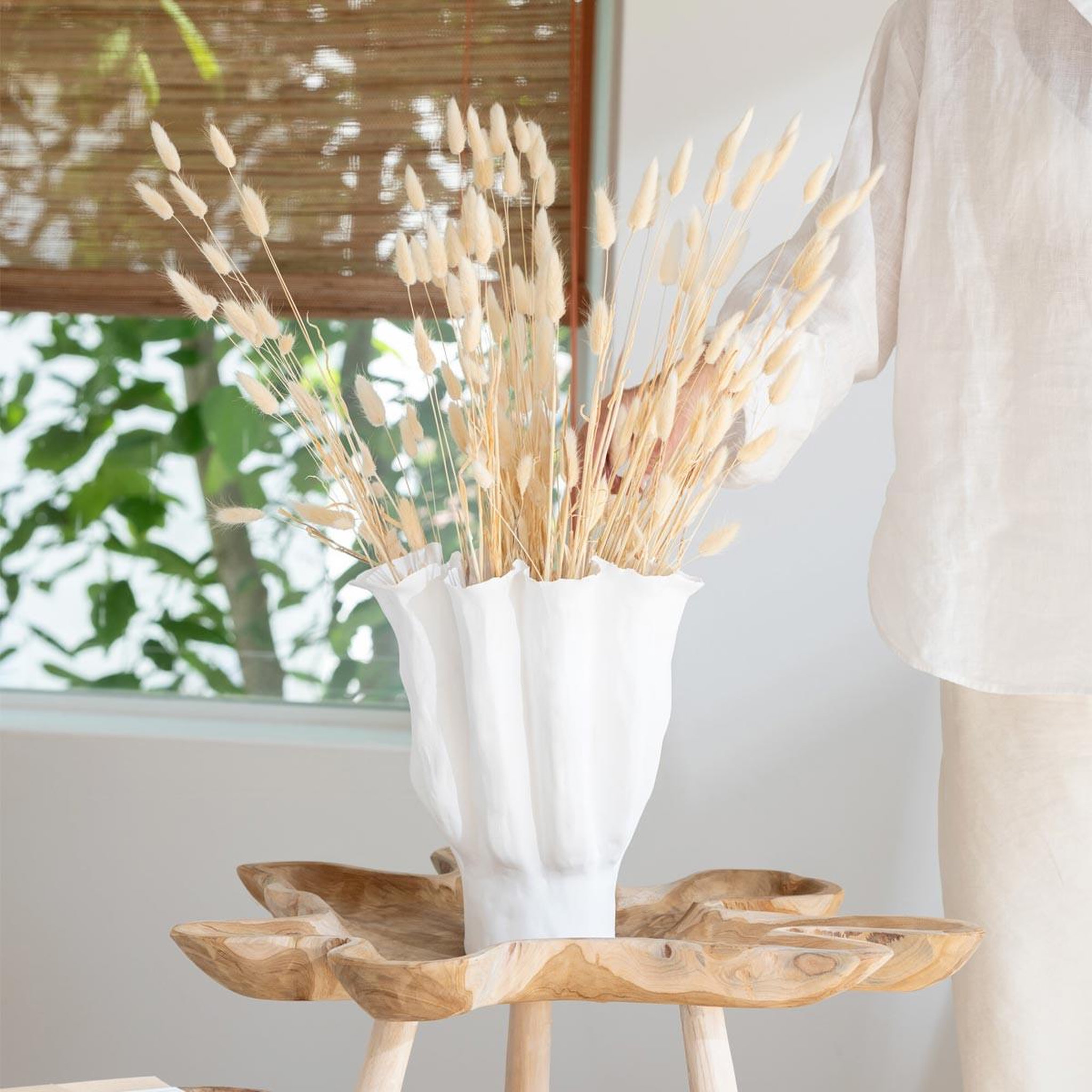 Voir la diapositive 3 : J-LINE Vase déco en céramique  calyx  42cm blanc