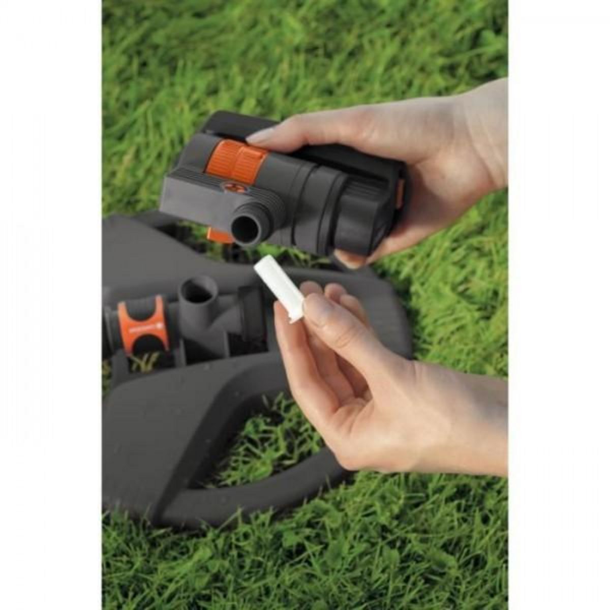 Gardena Arroseur GARDENA  oscillant AquaZoom Compact – Surface 216m² – Portée 18m max – Résistant UV et gel – Garantie 5 ans (