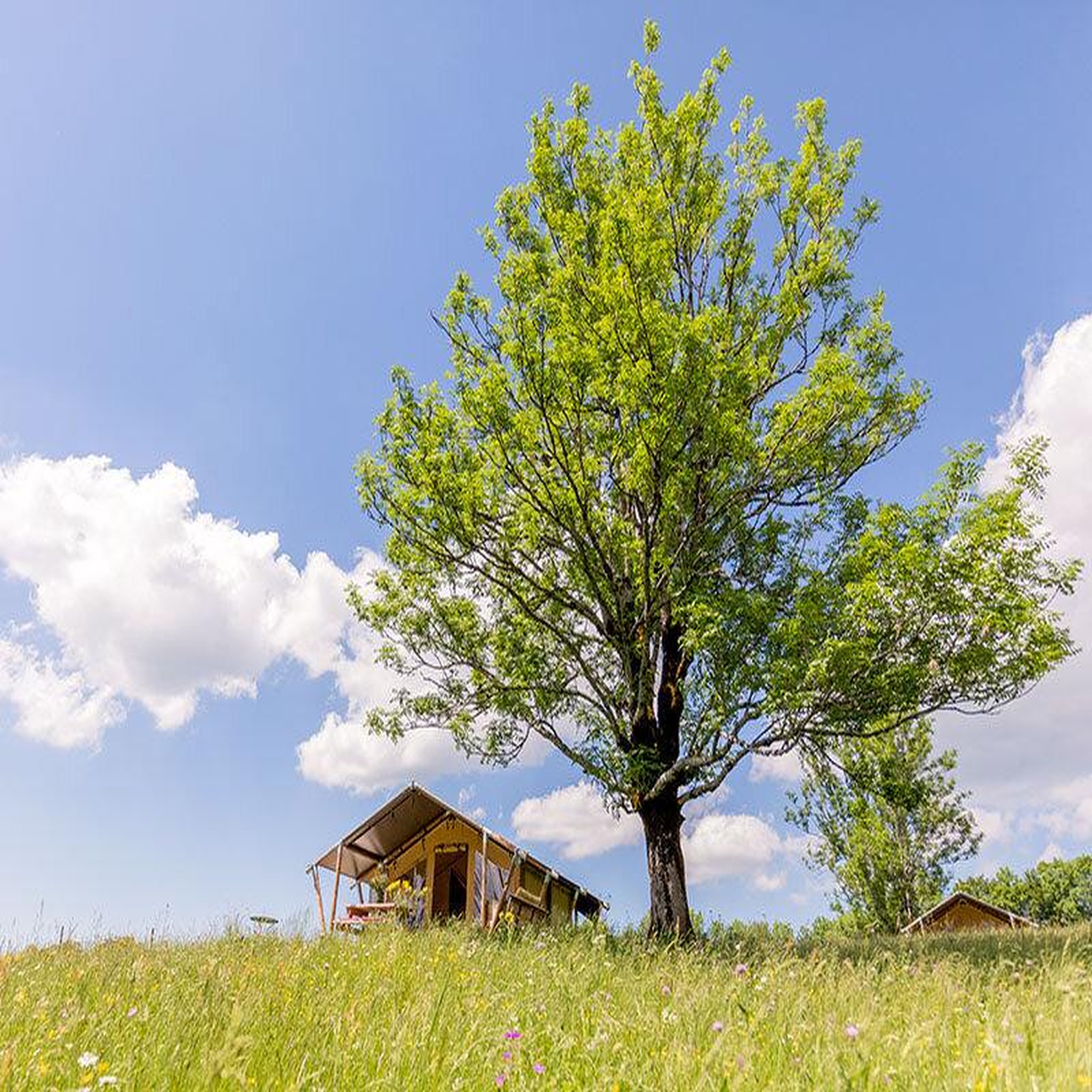 Voir la diapositive 3 : Smartbox Séjour en famille de 3 jours en tente lodge avec séance de sauna à Chastreix - Coffret Cadeau Séjour