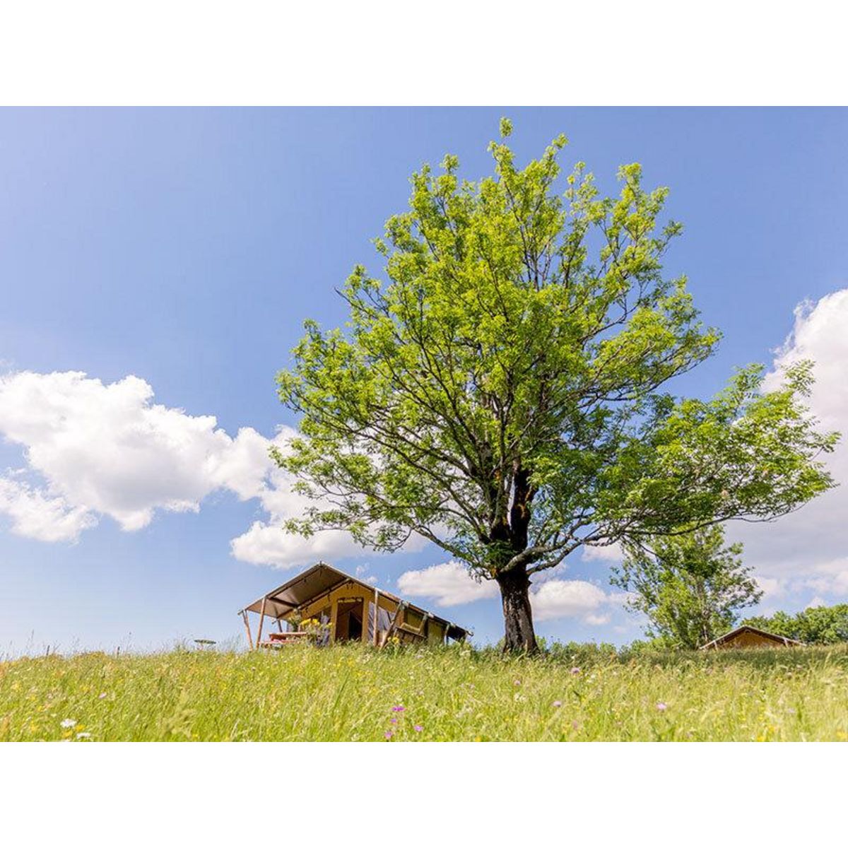 Smartbox Séjour en famille de 3 jours en tente lodge avec séance de sauna à Chastreix - Coffret Cadeau Séjour