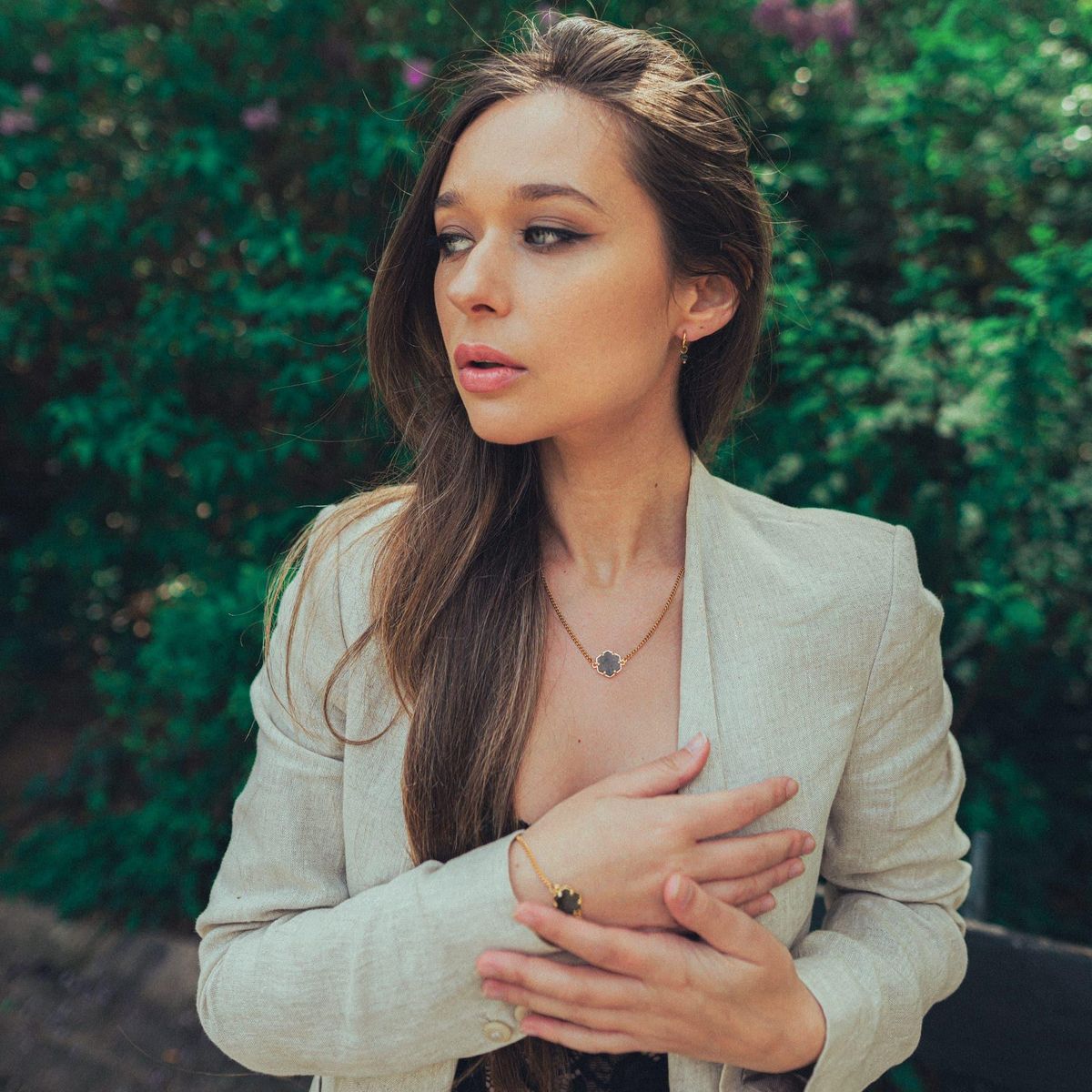 SLOYA Boucles d'oreilles créoles Serena en pierres Spectrolite