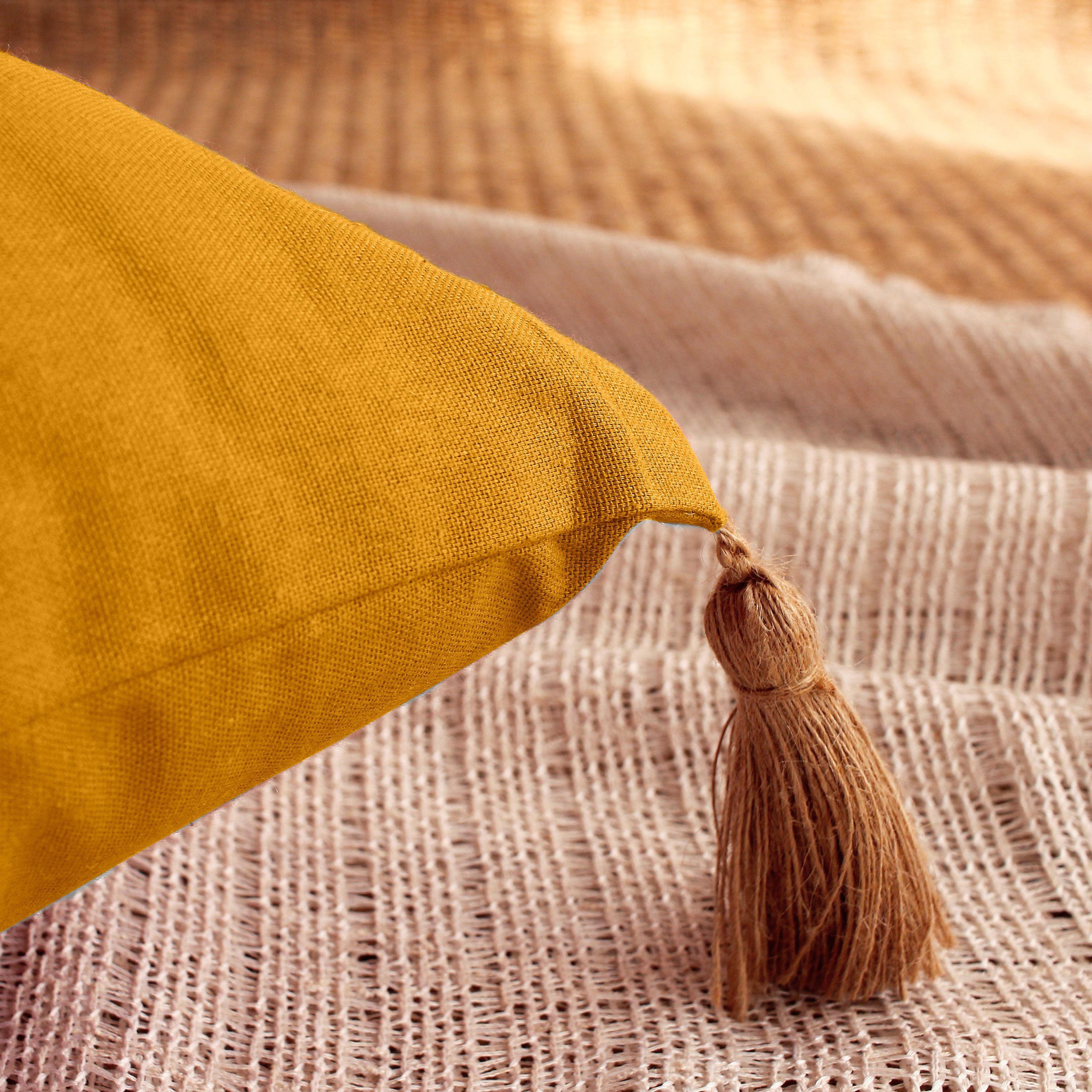 Voir la diapositive 2 : TOILINUX Coussin rectangulaire Panama avec 4 pompons en jute - 70 cm x 50 cm - Vert Argile