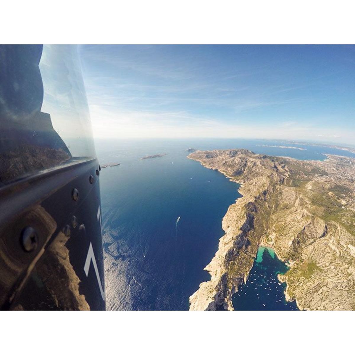 Smartbox Vol en hélicoptère de 20 min pour 2 au-dessus de Marseille - Coffret Cadeau Sport & Aventure