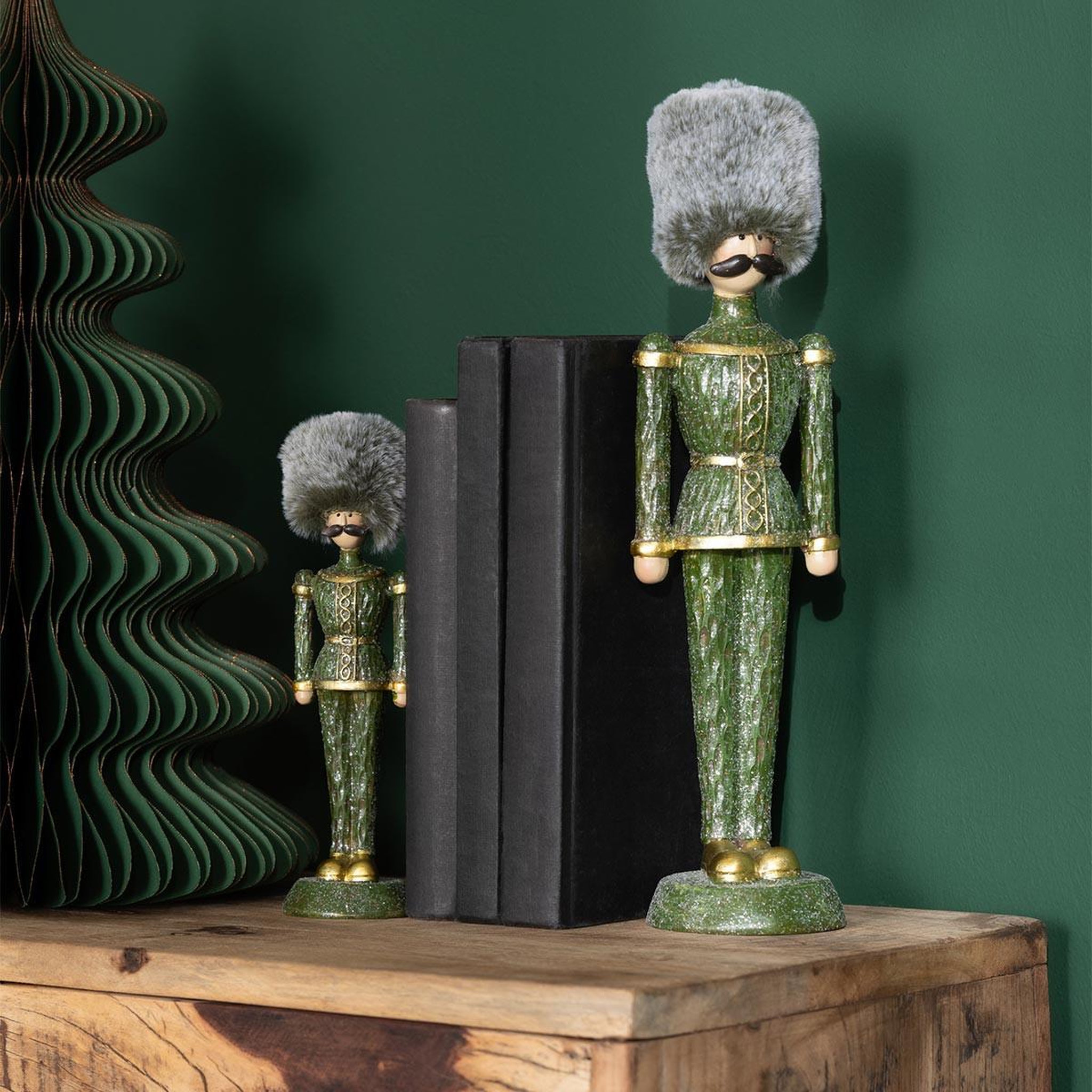 Voir la diapositive 3 : J-LINE Casse-noisette à paillettes  chapeau  32cm vert