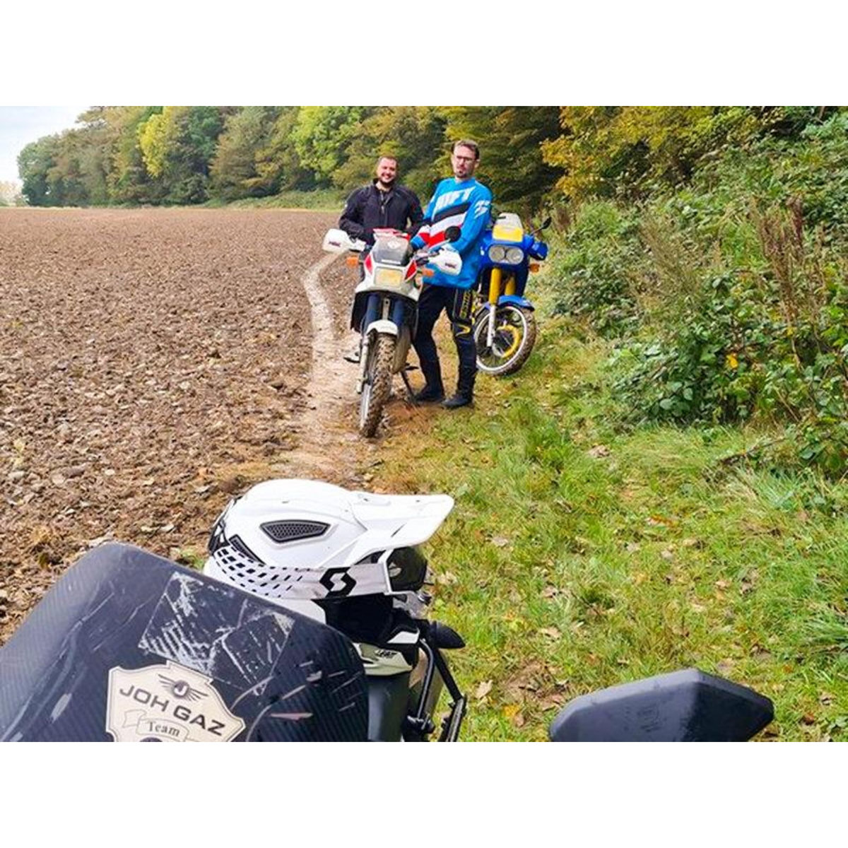 Smartbox Journée de randonnée en moto avec équipement de pilote intégral et collations - Coffret Cadeau Sport & Aventure