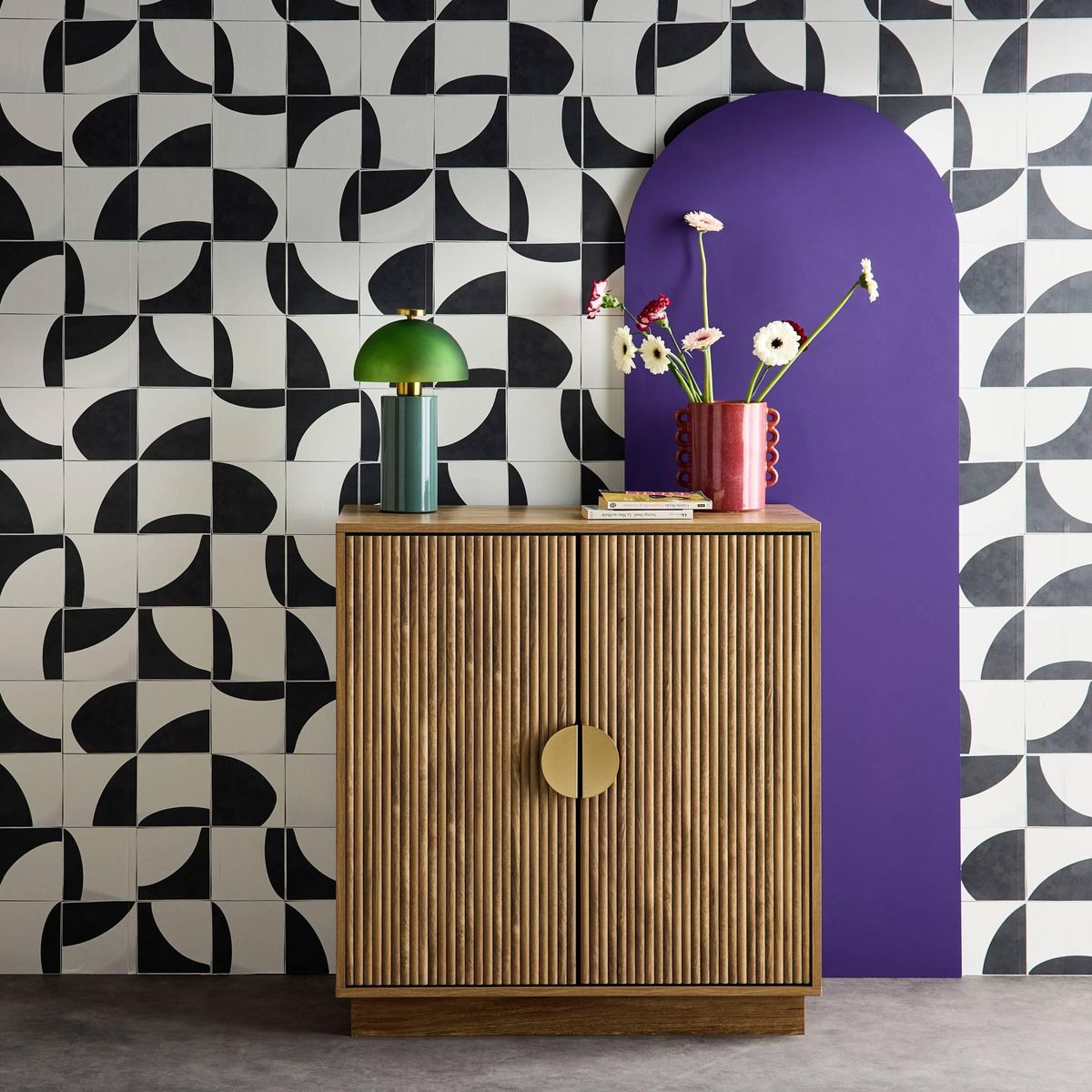 SWEEEK Buffet exotique 2 portes. effet bois de manguier rainuré. buffet haut. vaisselier. poignées en métal doré. L 80 x P 40 x H 85cm