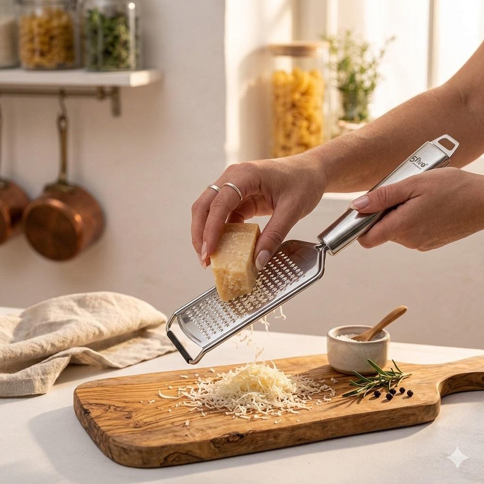 Voir la diapositive 2 : Eden Râpe a fromage en acier luxe design et moderne