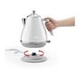 Voir la diapositive 2 : DELONGHI Bouilloire DELONGHI ICONA CAPITALS - 1,7L - Acier inoxydable - Base amovible et pivotante 360° - Filtre anticalcaire - Blanc