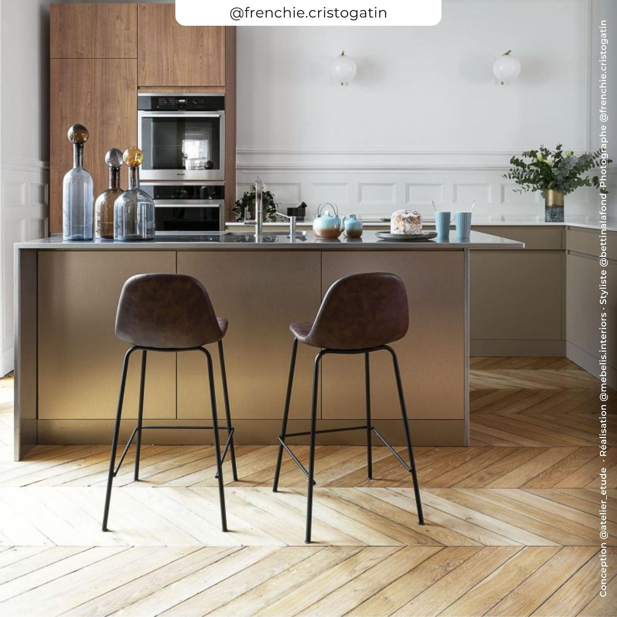 MAISON PAVANE Lot de 2 chaises pour îlot central 65 cm en cuir synthétique marron-Henrik