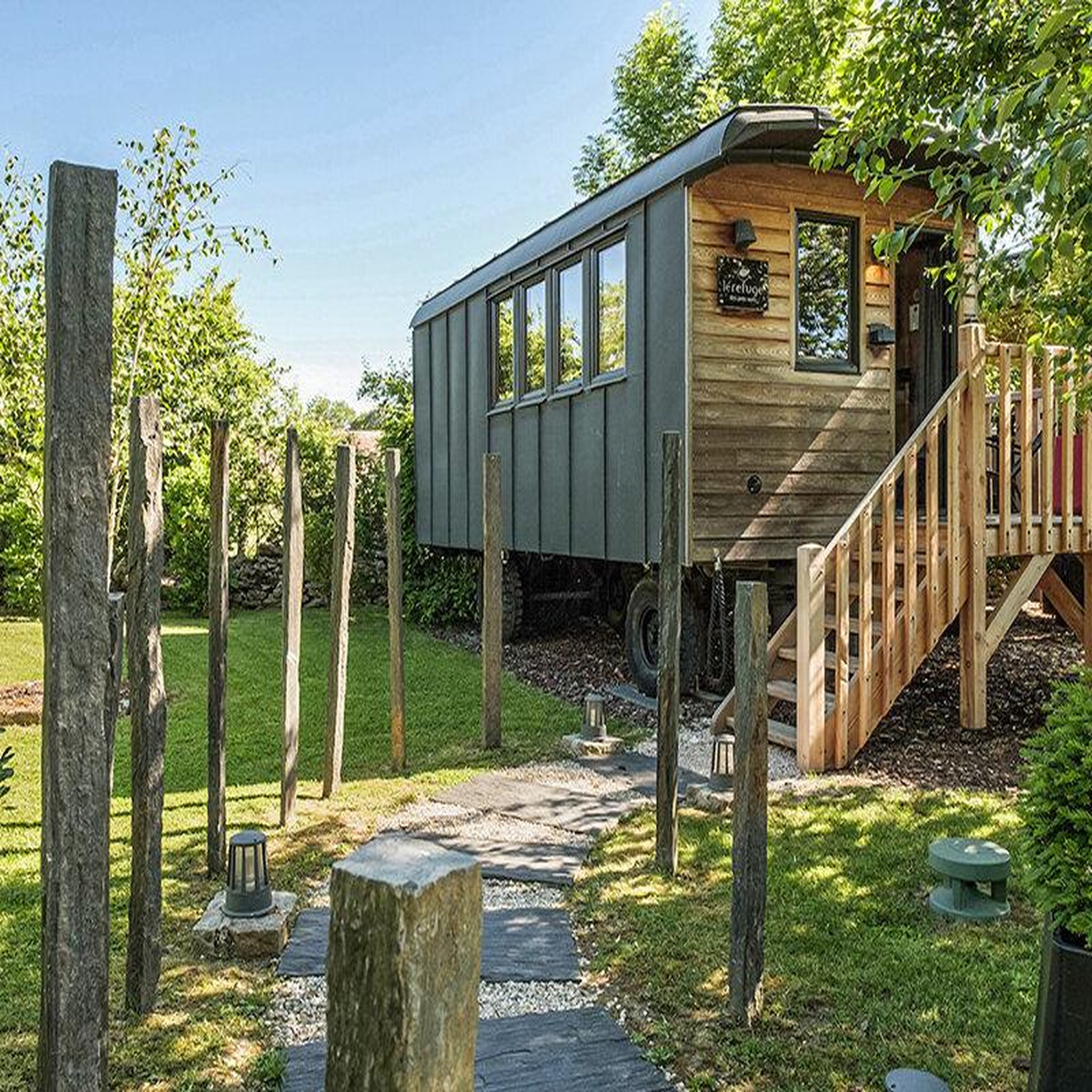 Voir la diapositive 2 : Smartbox 2 jours en roulotte ou cabanon premium avec dîner en bourgogne - coffret cadeau séjour