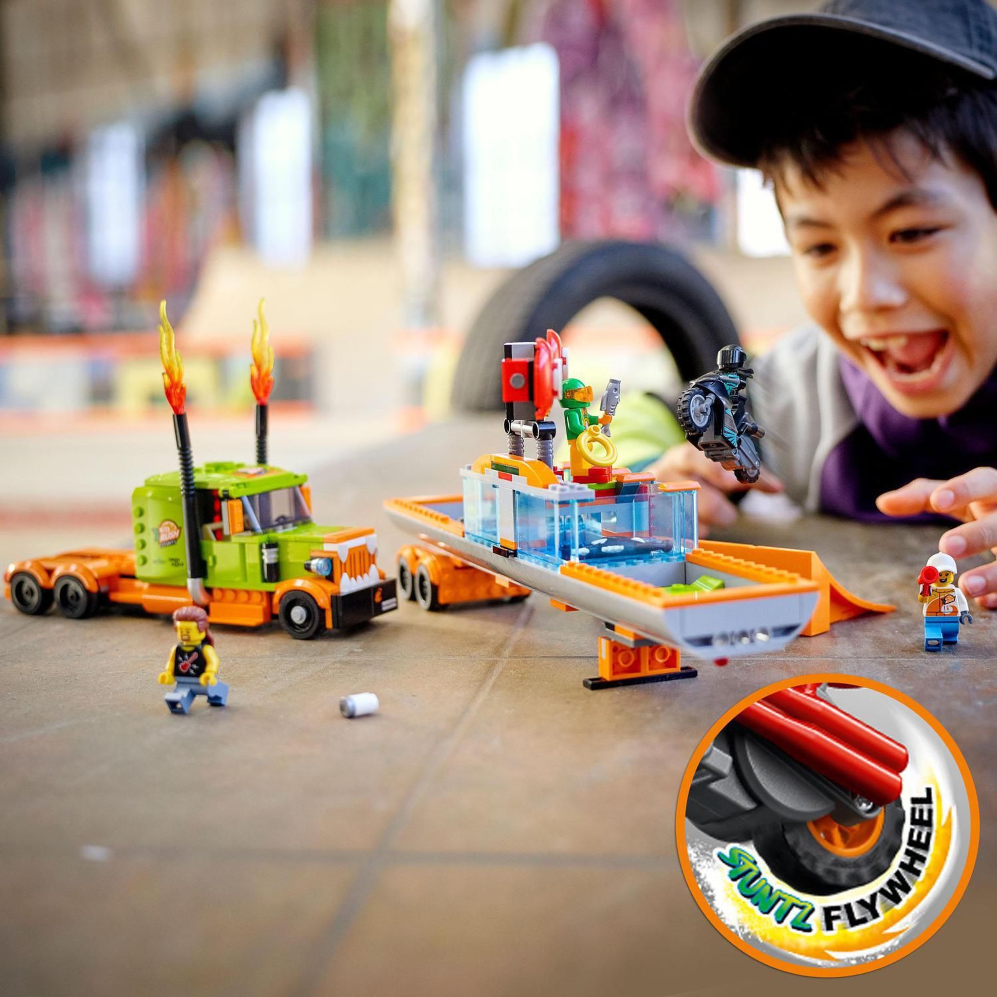 Voir la diapositive 7 : LEGO City Stuntz 60294 Le camion de spectacle des cascadeurs