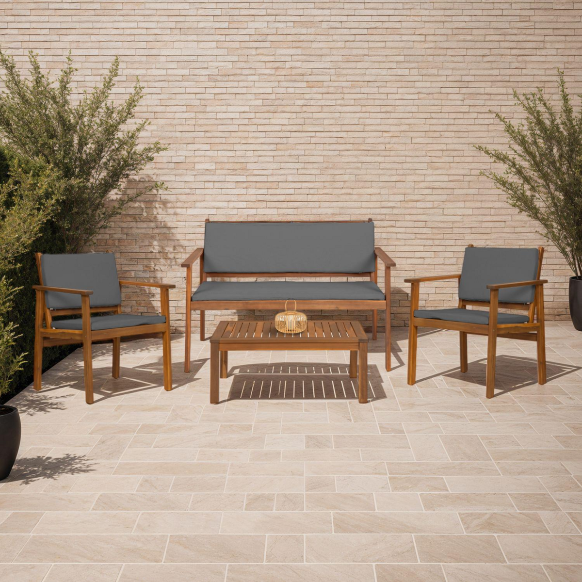 ID MARKET Salon de jardin bas JAKARTA 4 places en acacia avec canapé, fauteuils, table et coussins gris