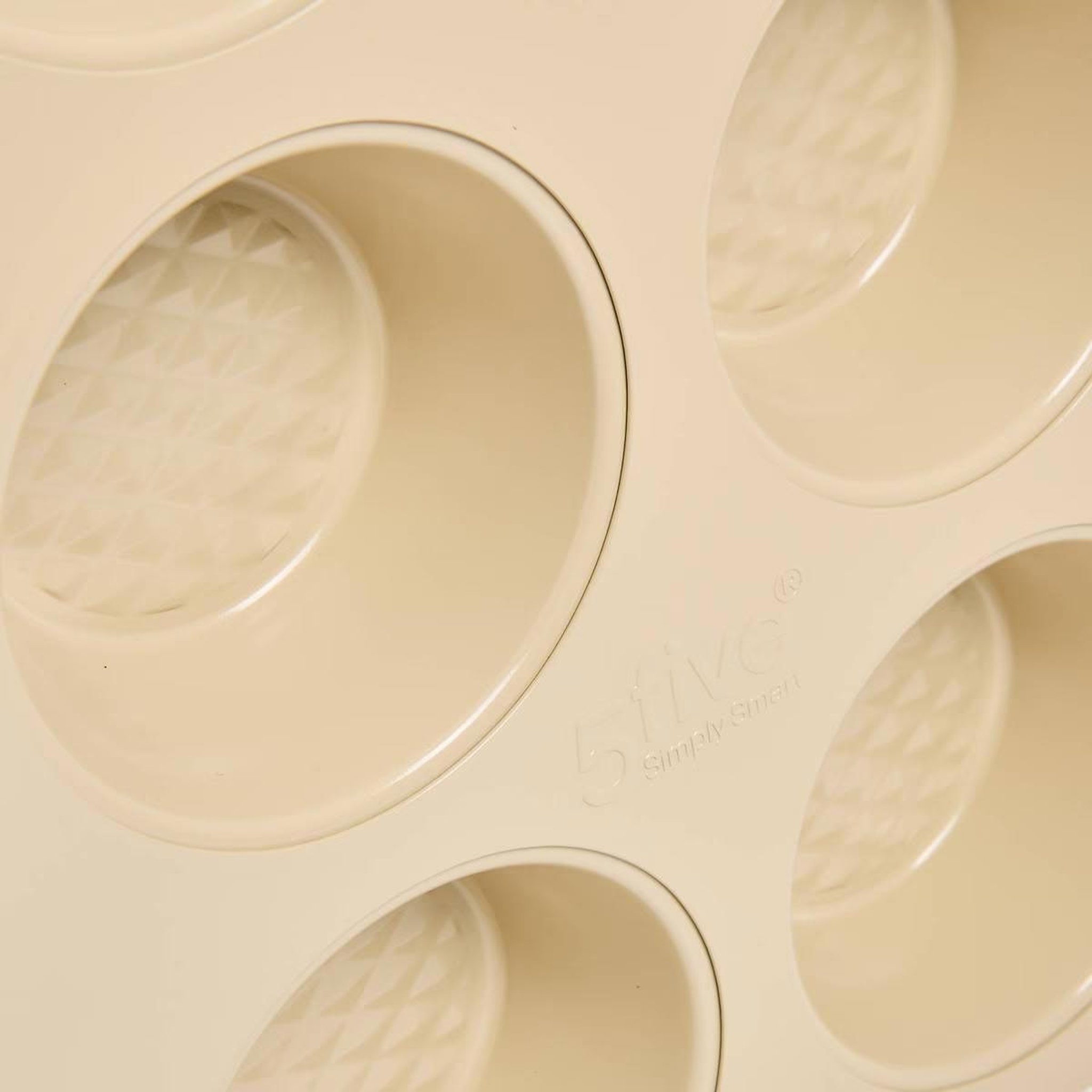 Voir la diapositive 2 : FIVE Moule à muffins en métal  harmony  35cm beige