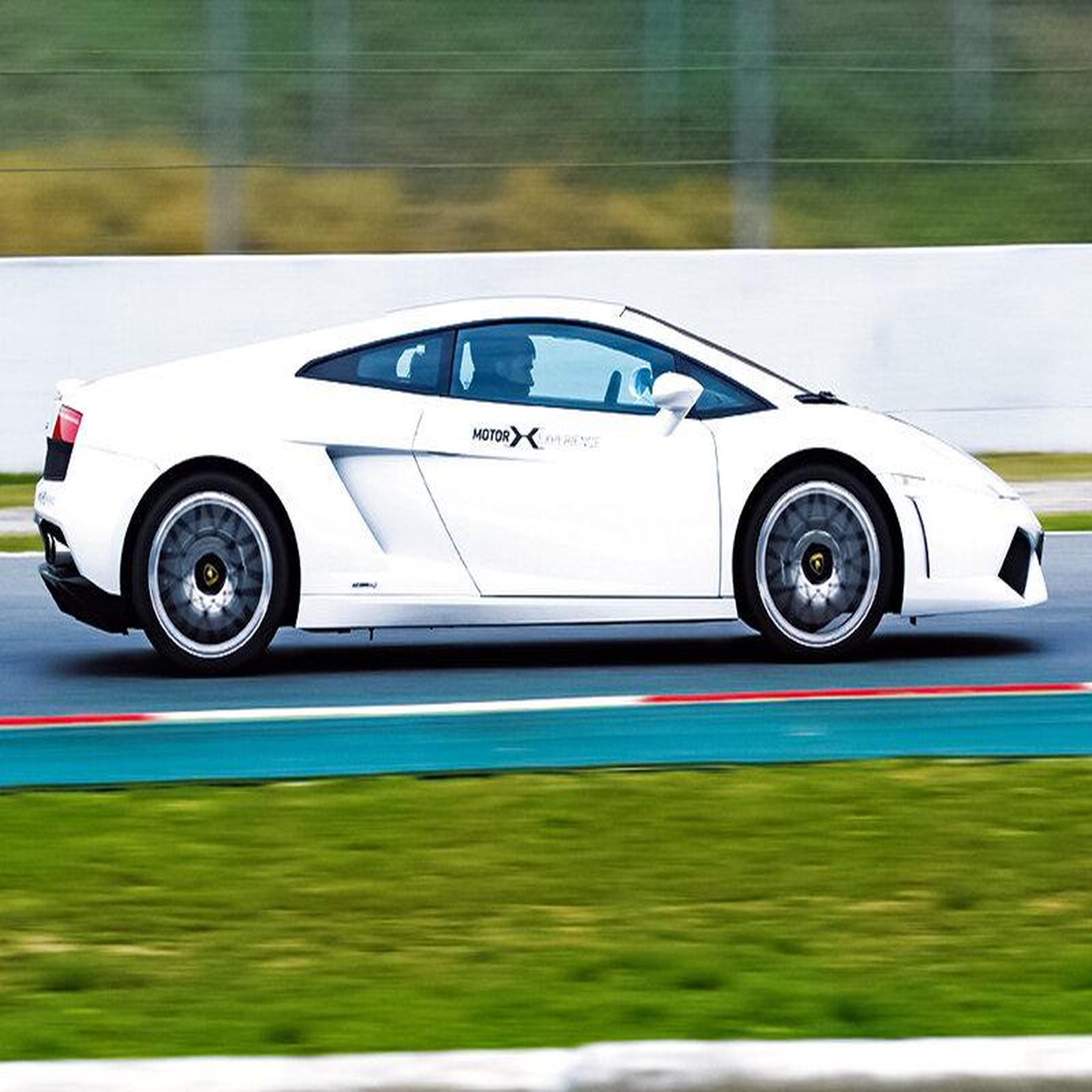 Voir la diapositive 4 : Smartbox Passion pilotage - lamborghini - coffret cadeau sport & aventure