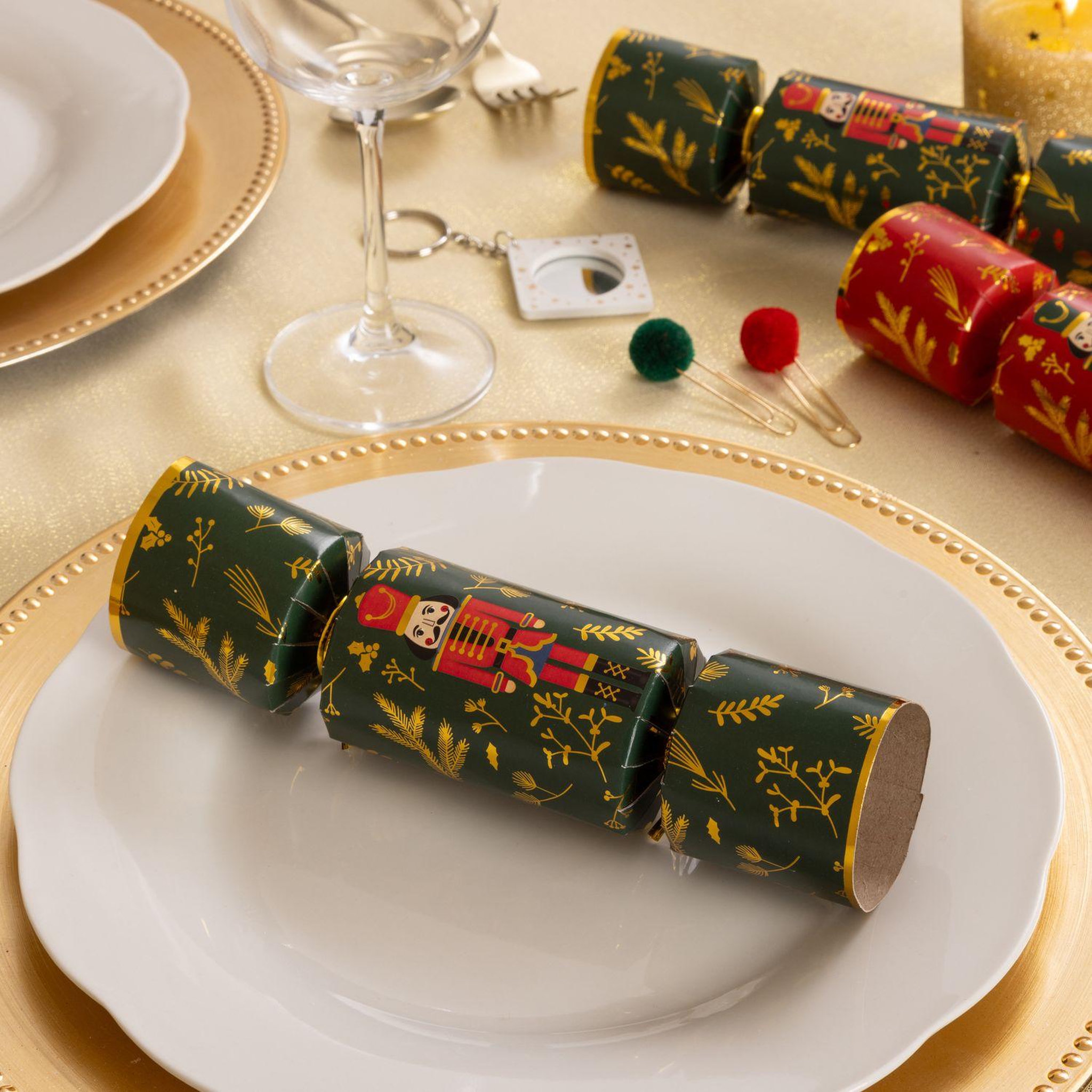 Voir la diapositive 2 : FEERIC LIGHT & CHRISTMAS Lot de 6 crackers imprimés casse-noisette - rouge et vert