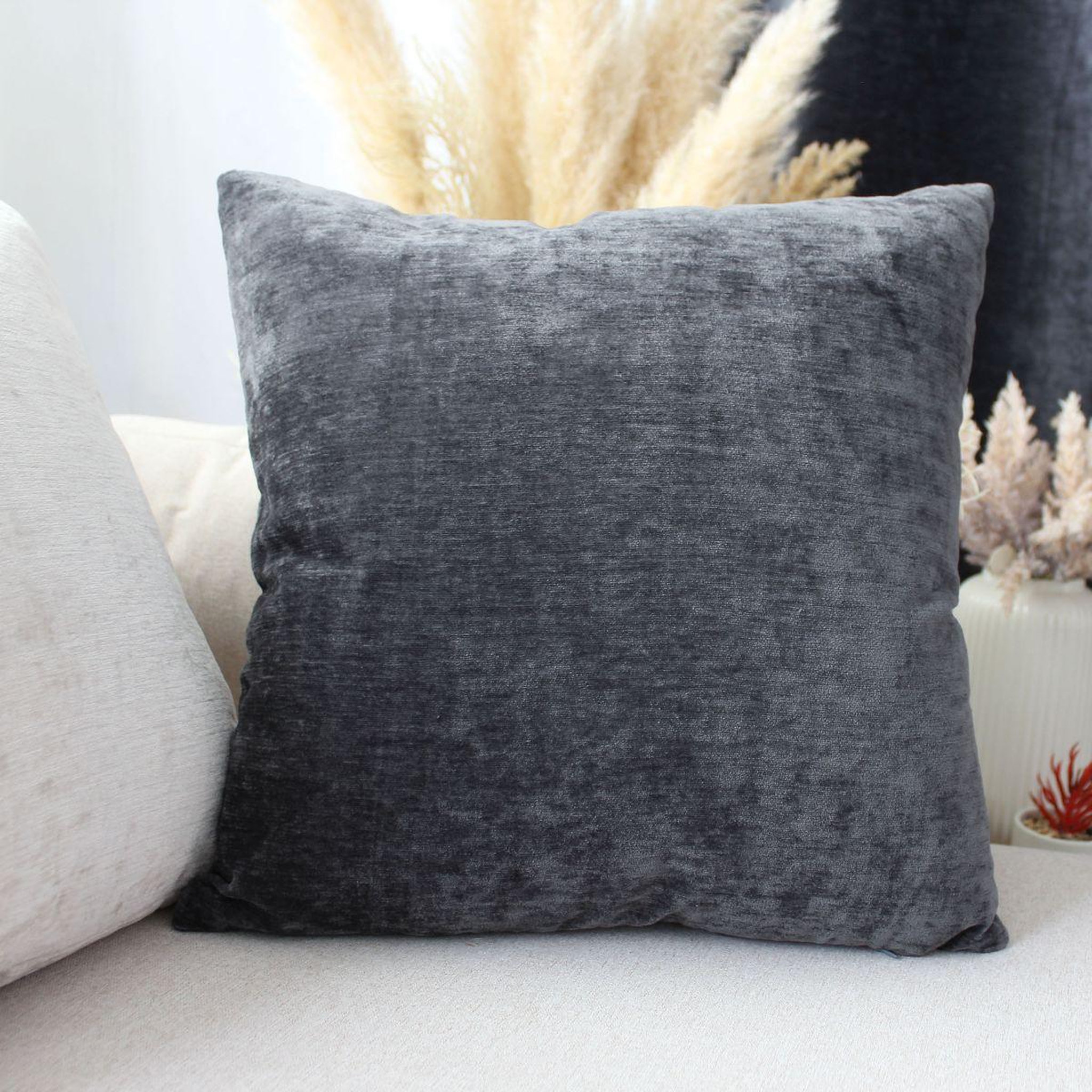 Voir la diapositive 2 : ENJOY HOME Coussin déco en velours  velvet  40x40cm gris foncé