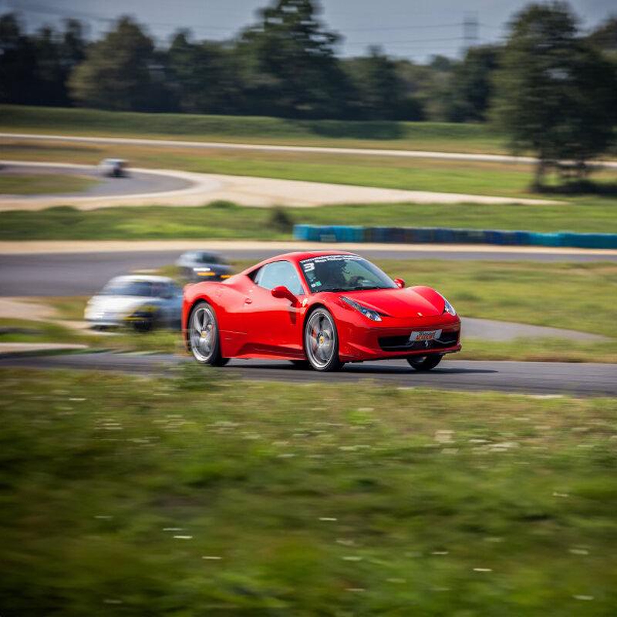 Voir la diapositive 2 : Smartbox Stage de pilotage : 2 tours sur le circuit de La Châtre en Ferrari F458 Italia - Coffret Cadeau Sport & Aventure