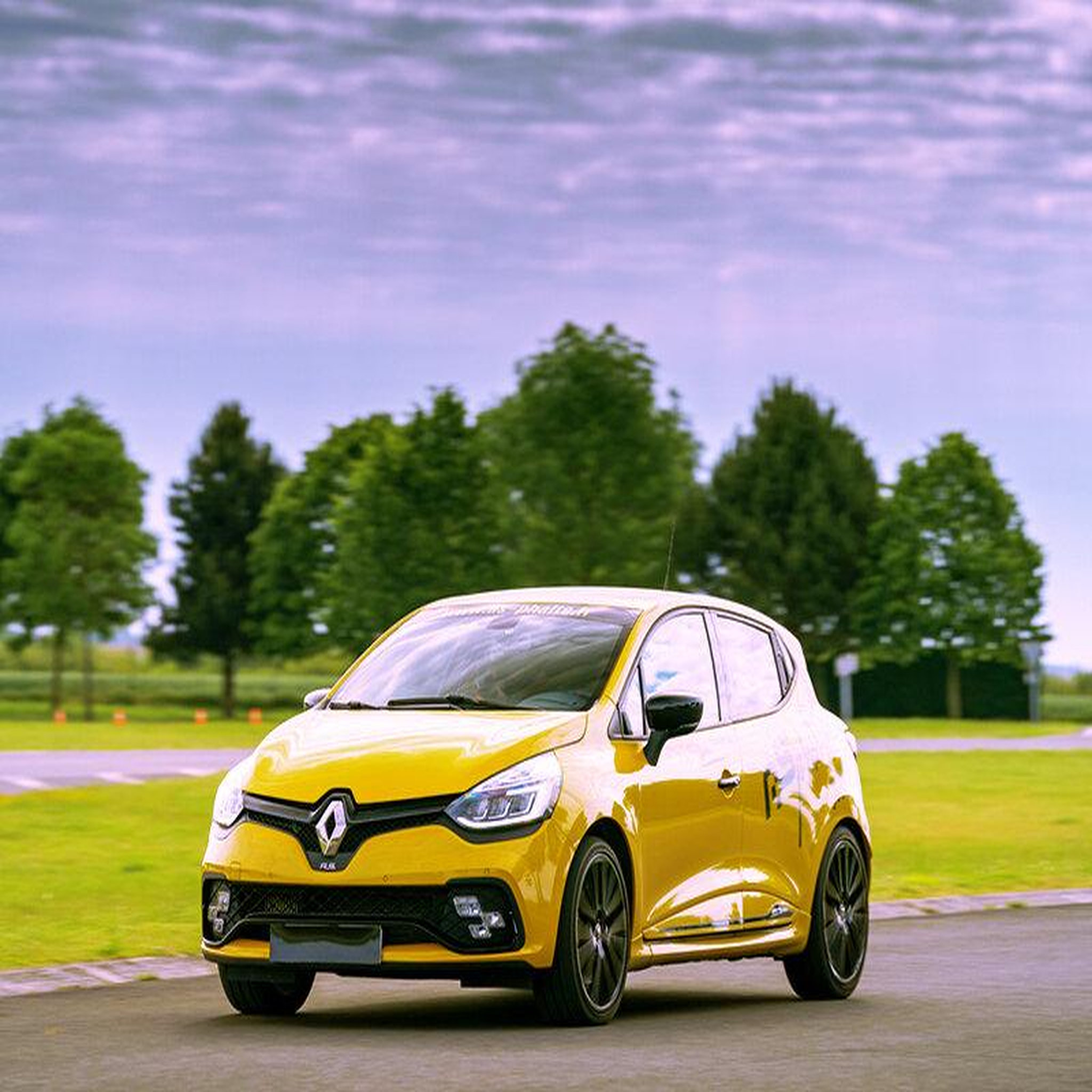 Voir la diapositive 3 : Smartbox Stage de conduite enfant : 2 tours au volant d'une Clio RS et 2 séries en Porsche Boxster - Coffret Cadeau Sport & Aventure