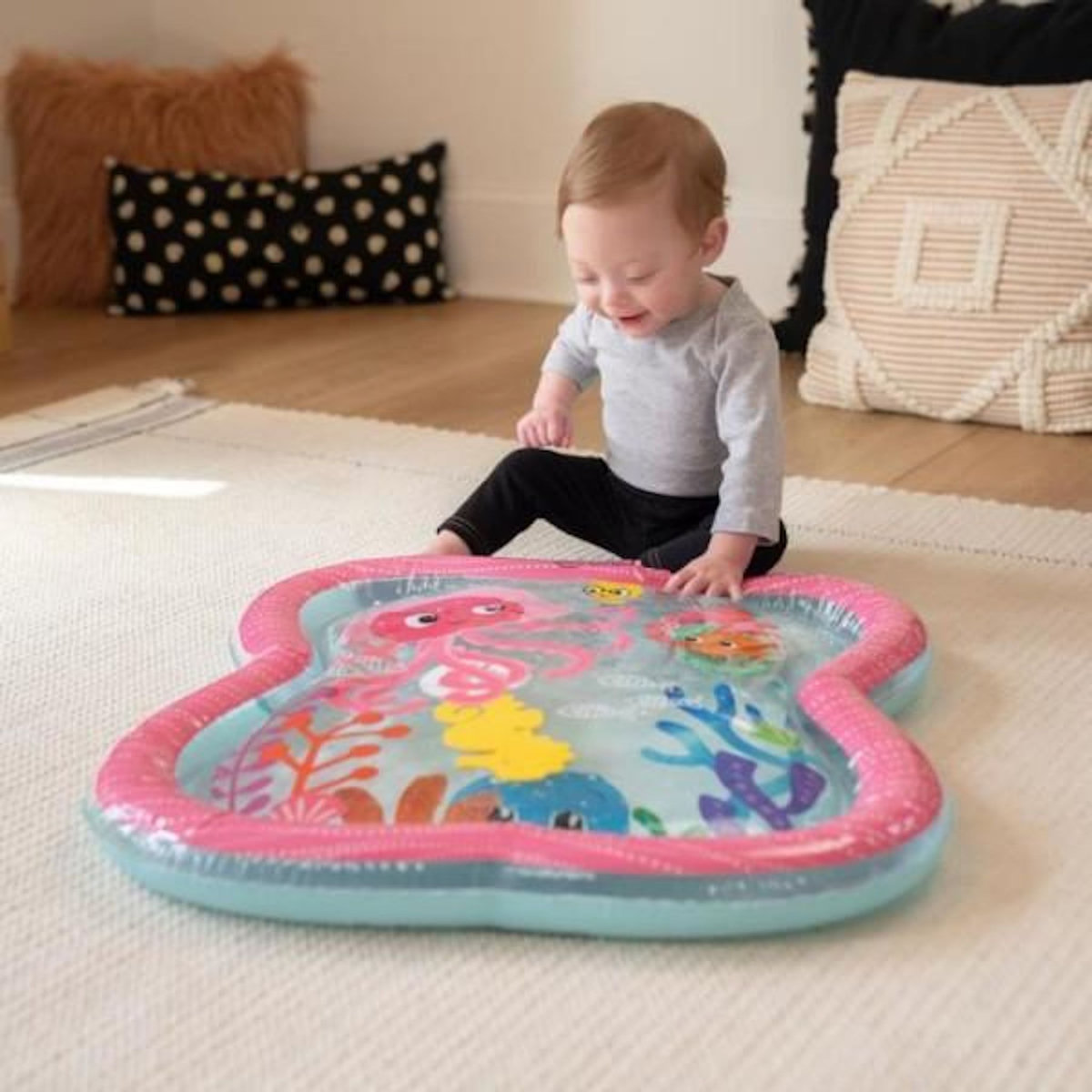 Bright Starts BABY EINSTEIN - JANET - Grand tapis d'eau pour bébé fille, jeu sensoriel et d'éveil?, gonflable, facile a nettoyer, pliable,