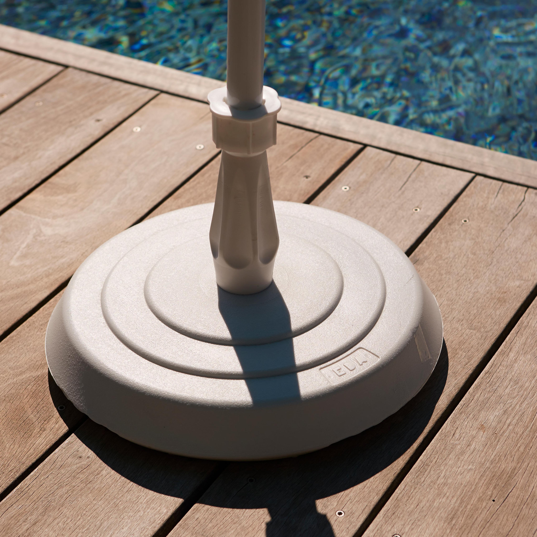 Voir la diapositive 1 : Pied de parasol rond en béton blanc 14kg