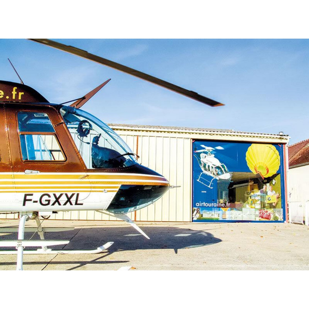 Smartbox Vol en hélicoptère de 15 min pour 2 personnes au-dessus de Tours et Amboise - Coffret Cadeau Sport & Aventure