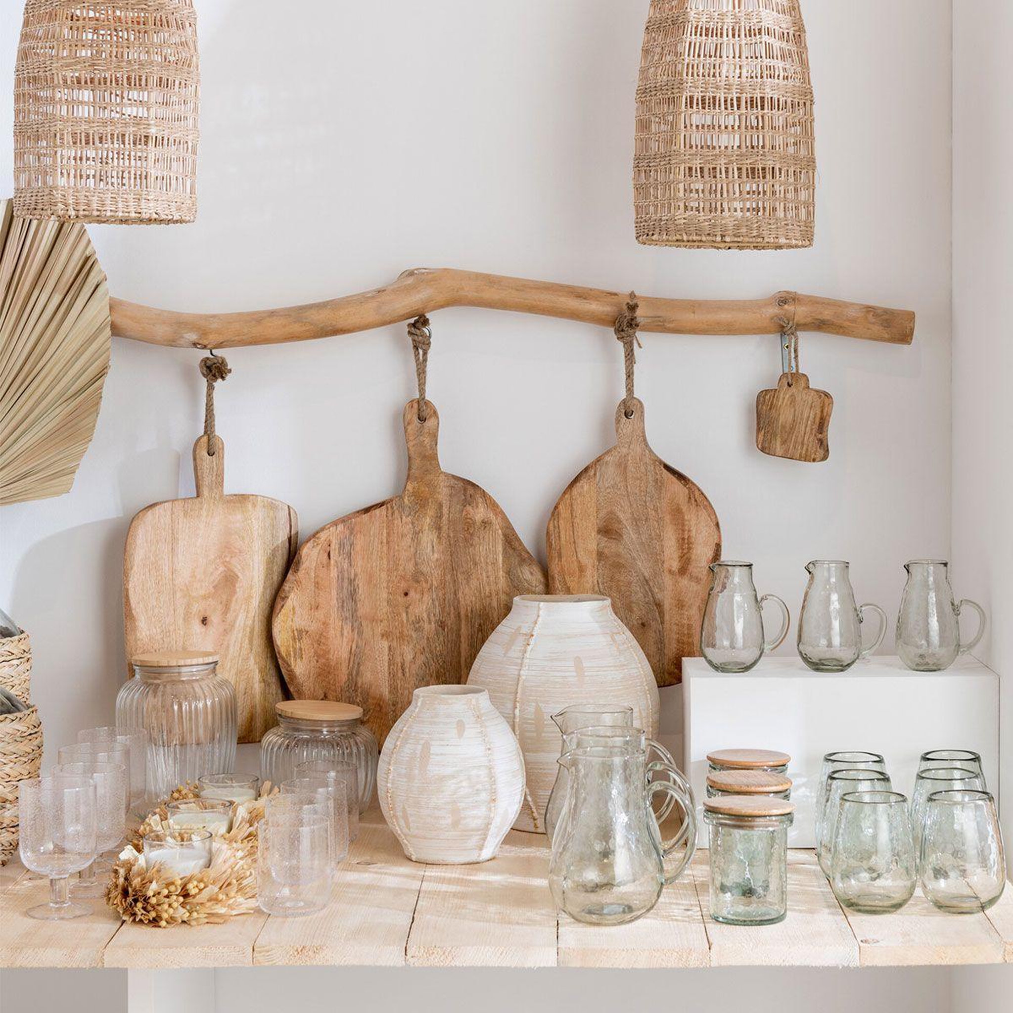 Voir la diapositive 4 : J-LINE Planche à découper ronde  bois  52cm naturel
