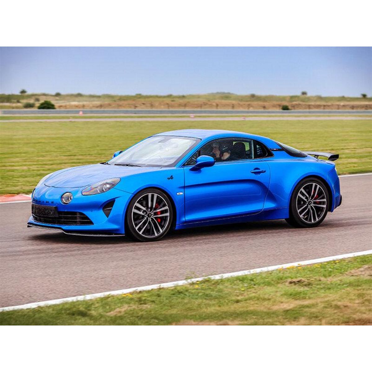 Smartbox Stage de pilotage : 5 à 6 tours de circuit au volant d'une Alpine A110 S - Coffret Cadeau Sport & Aventure