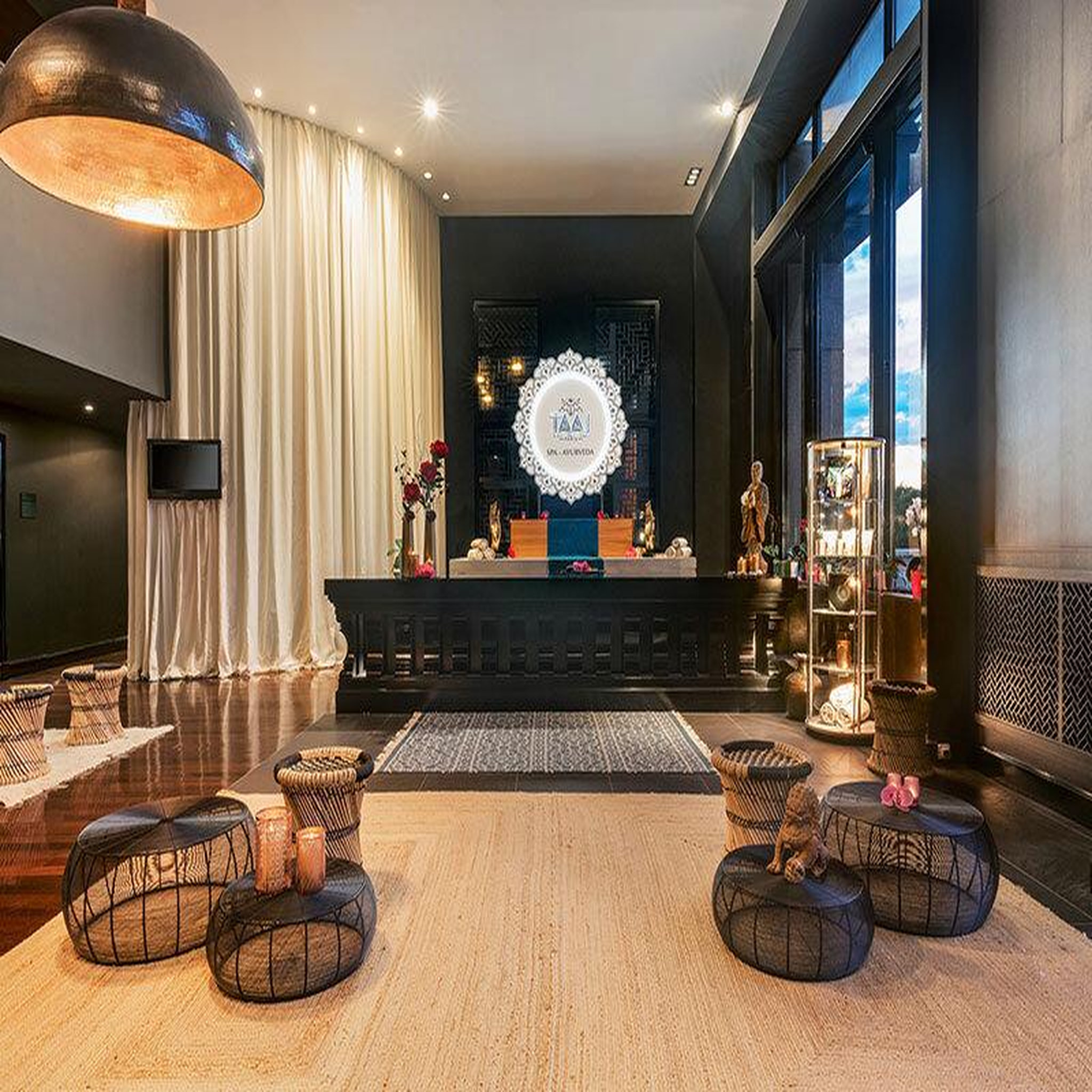 Voir la diapositive 4 : Smartbox Séjour bien-être en hôtel hilton 4* avec accès illimité au spa à évian-les-bains - coffret cadeau séjour
