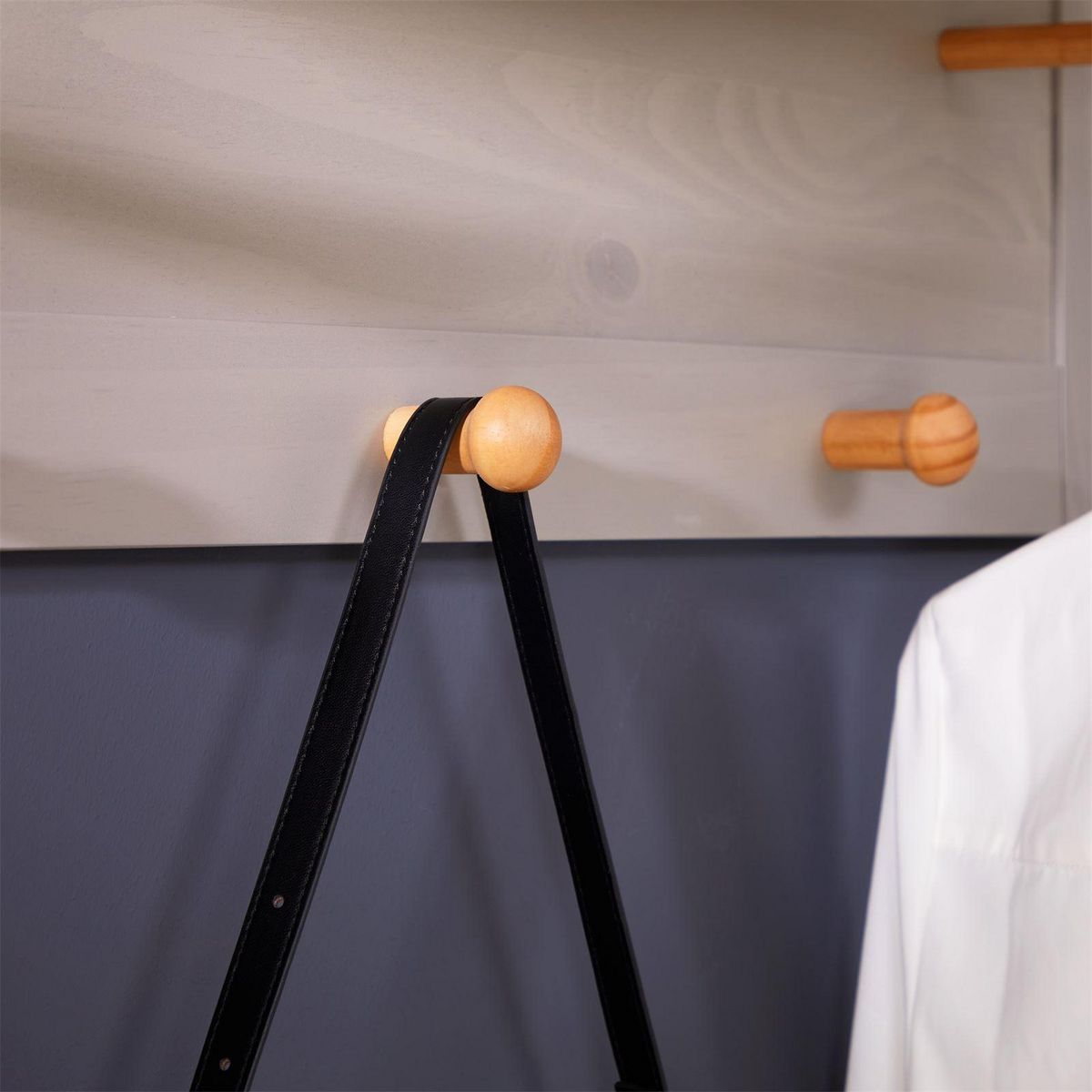 IDIMEX Portemanteau mural 4 crochets 1 étagère BOLTON en pin massif