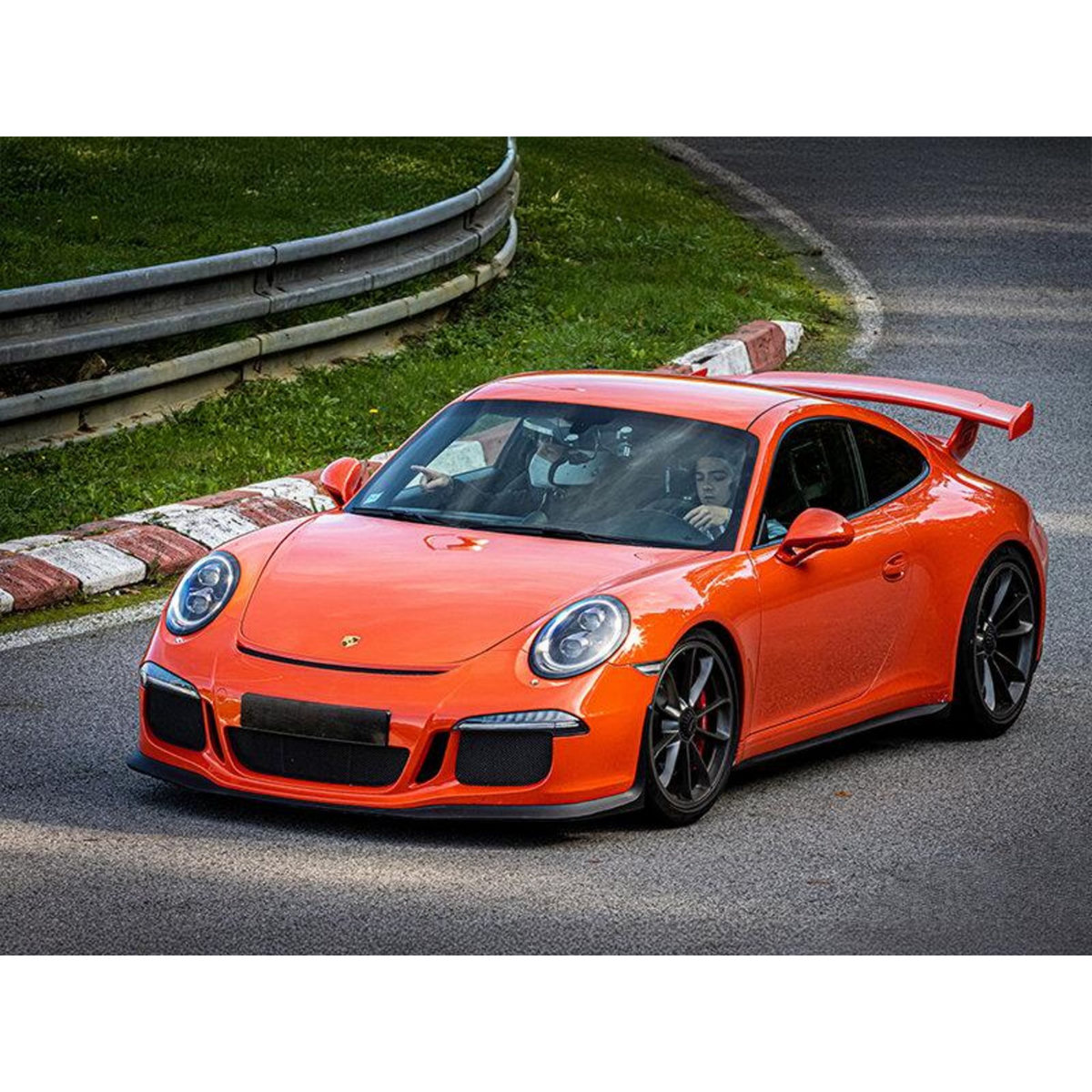 Smartbox Stage de pilotage : 3 à 5 tours au volant d'une voiture de course sur le circuit de Montlhéry - Coffret Cadeau Sport & Aventure