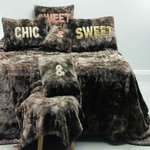 Les Ateliers du Linge Coussin fausse fourrure 100%polyester 420g chic. Coloris disponibles : Marron, Beige, Rose