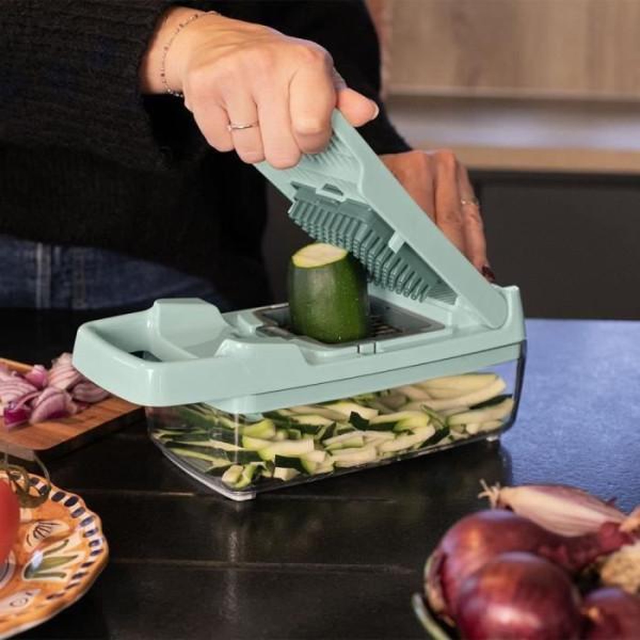 Voir la diapositive 6 : LIVOO Mandoline multifonction vert - MEN435