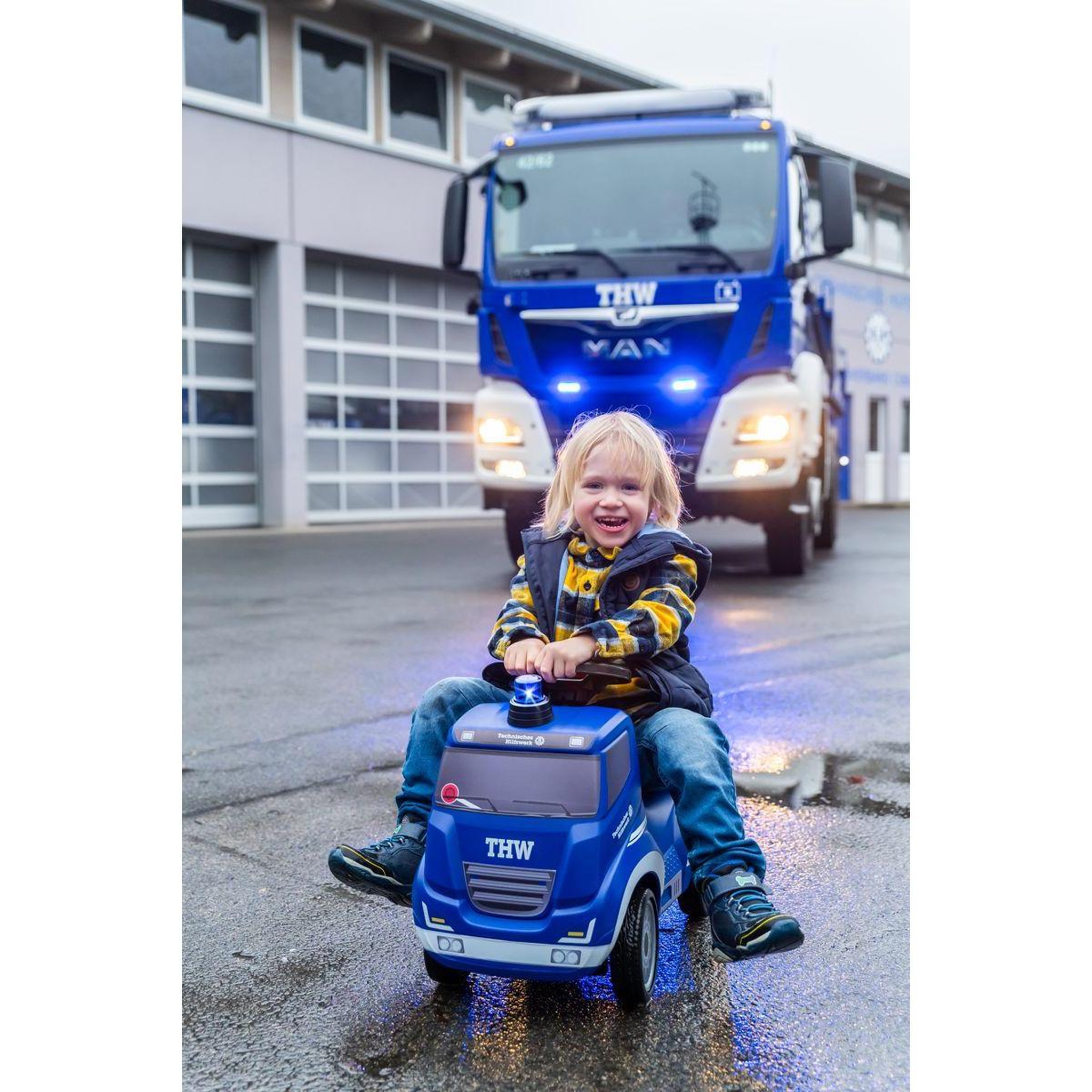 Voir la diapositive 2 : Ferbedo Truck THW - Bleu blanc