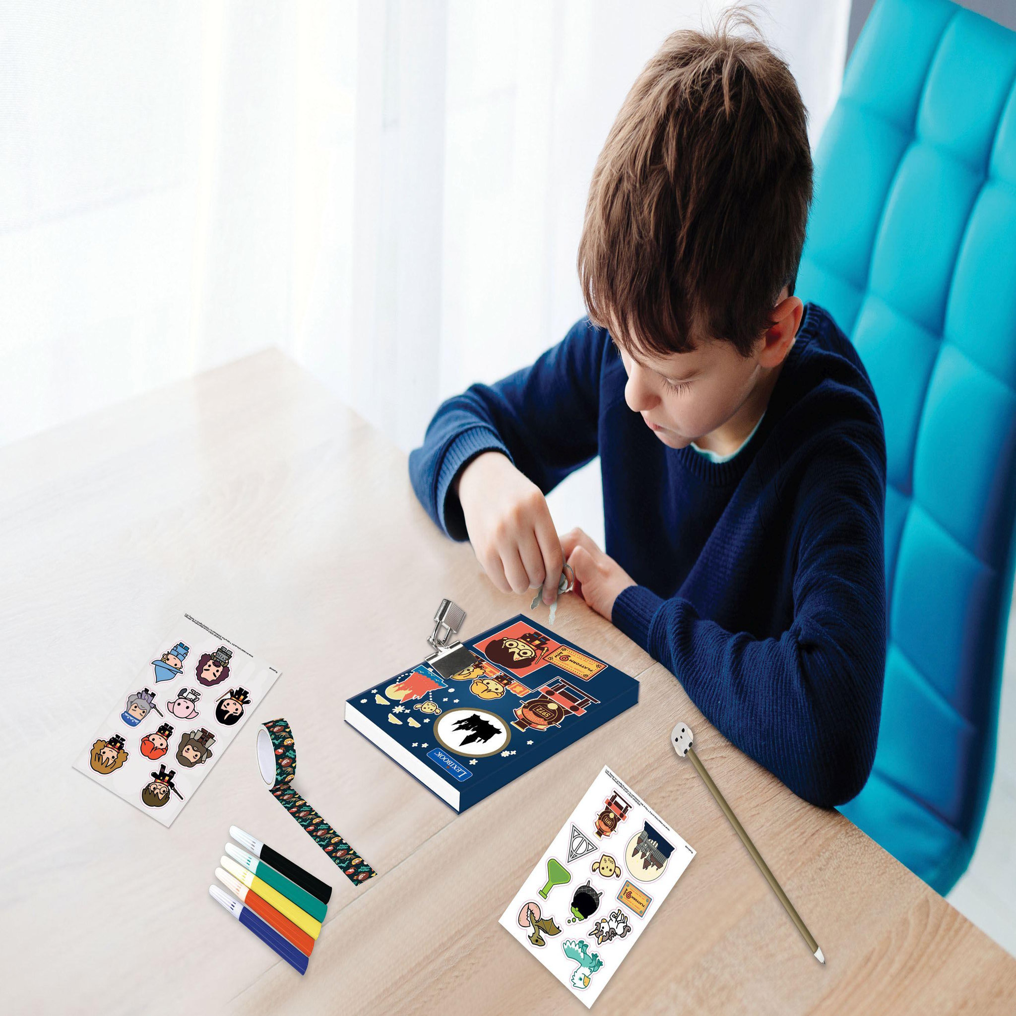 Voir la diapositive 4 : Lexibook Journal Intime Electronique Harry Potter avec effets lumineux et accessoires (stickers, stylo en forme de baguette magique, feutres, ruban adhésif)