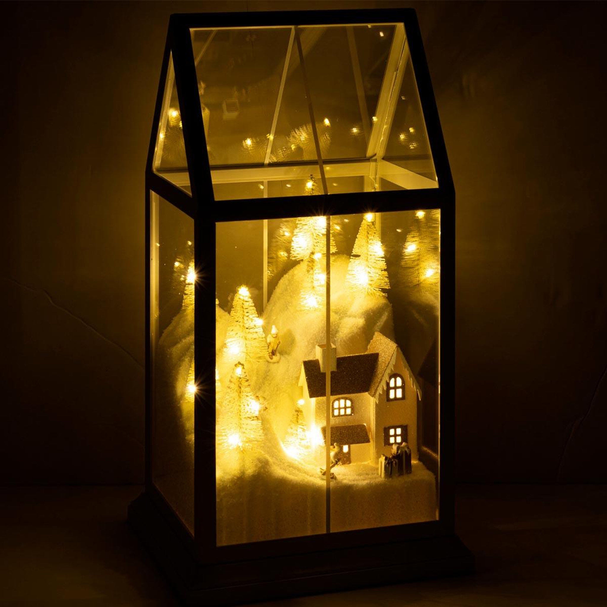 Voir la diapositive 4 : J-LINE Village de Noël Vitré à LED  Sébastienne  18cm Blanc