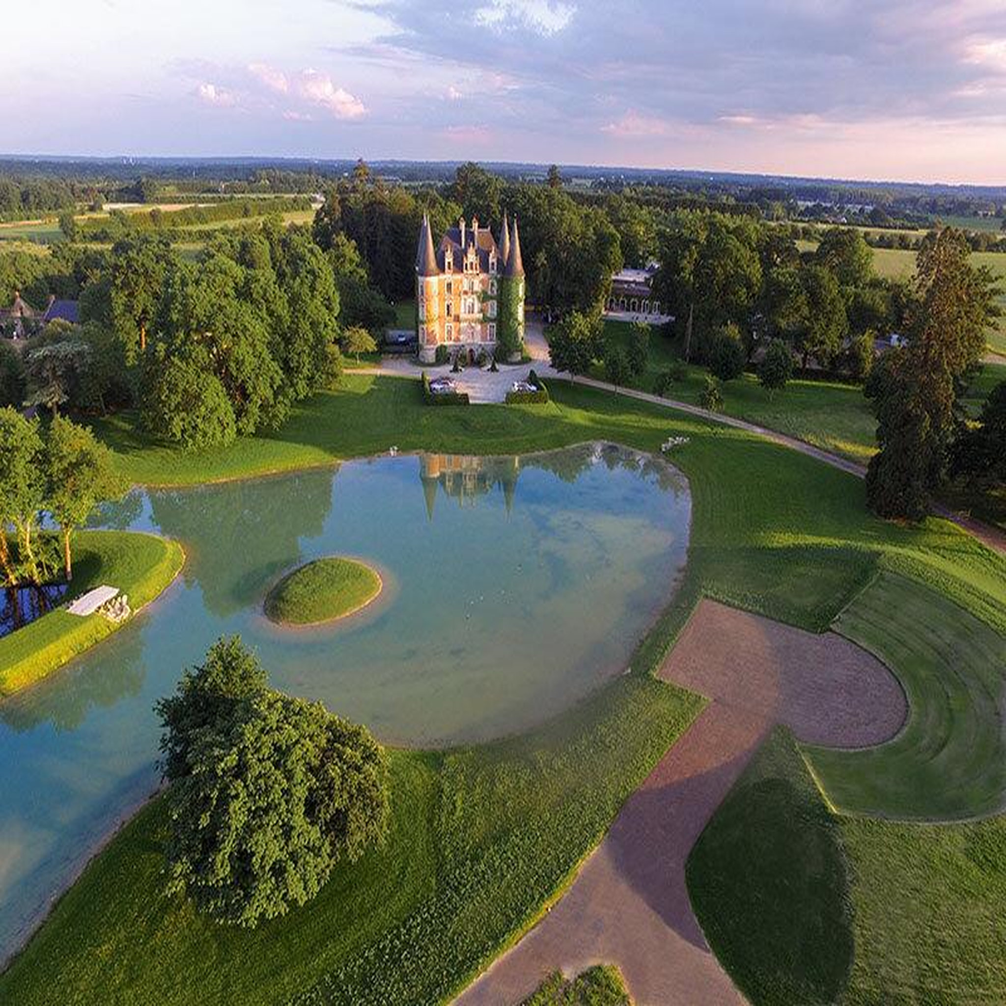 Voir la diapositive 4 : Smartbox 3 jours féériques au château d'apigné 5* avec dîner - coffret cadeau séjour