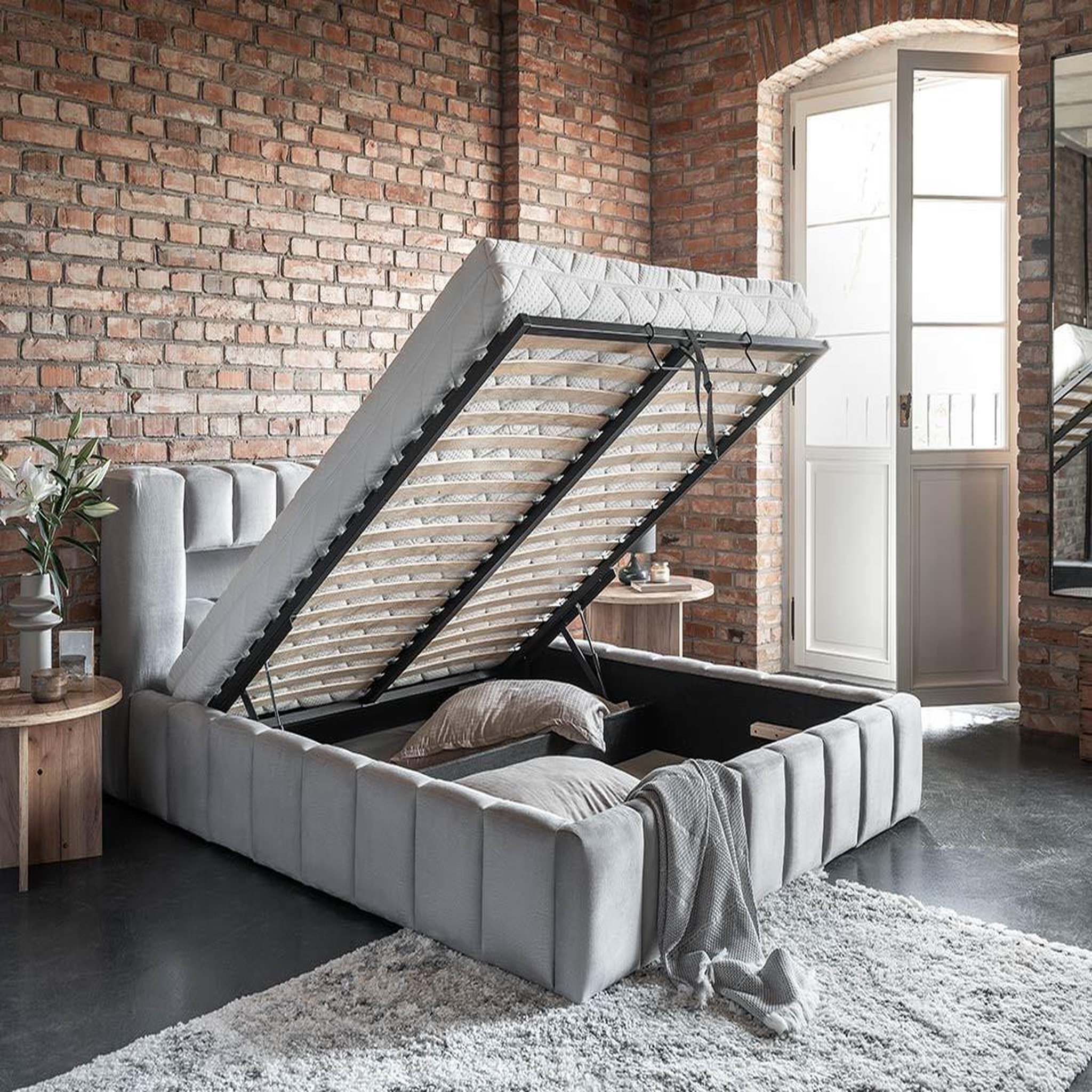 Voir la diapositive 2 : BEST MOBILIER Cleo - lit coffre avec led - 180x200 cm - sommier inclus - en velours