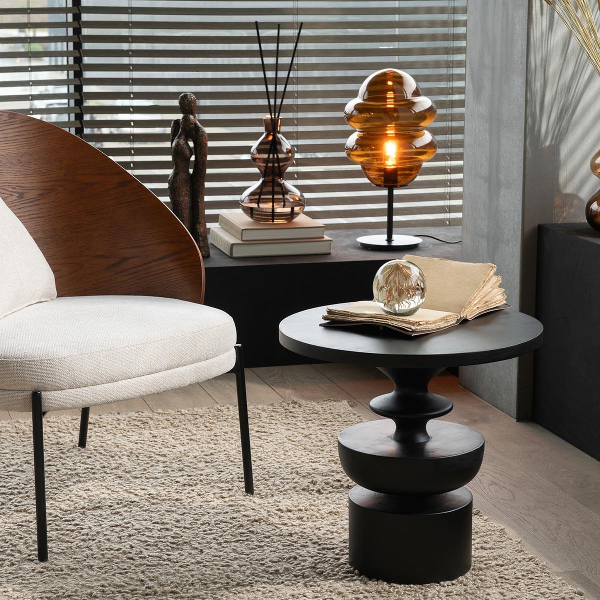 Voir la diapositive 4 : J-LINE Table d'appoint en bois  goa  48cm noir