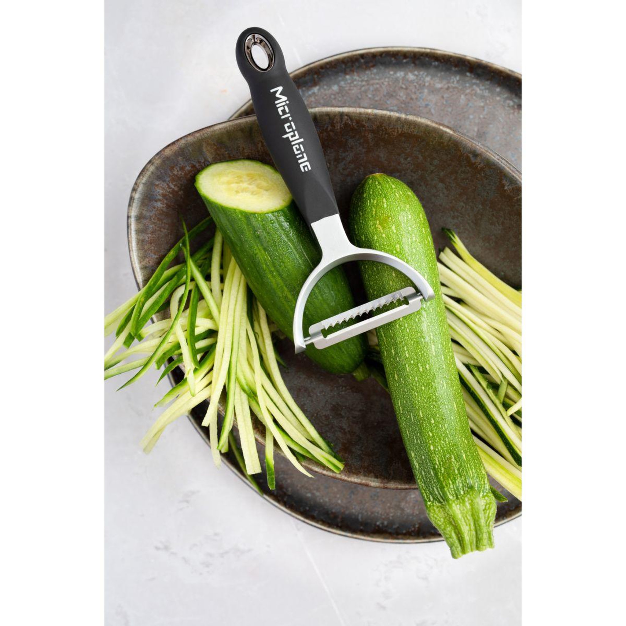 Voir la diapositive 2 : MICROPLANE Eplucheur Profesional Y Julienne Black