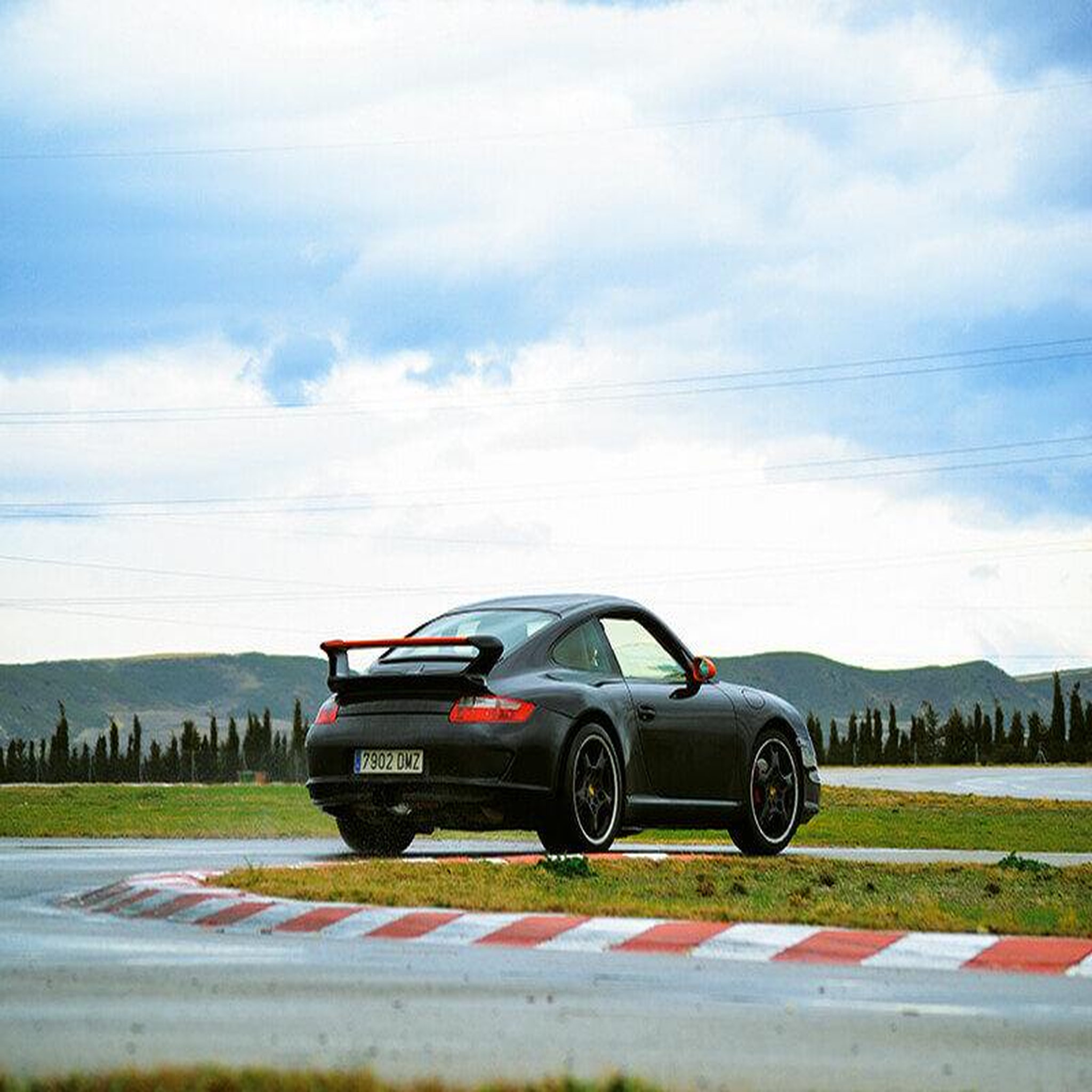 Voir la diapositive 2 : Smartbox Passion pilotage : 1 stage de conduite au volant d'une Porsche - Coffret Cadeau Sport & Aventure