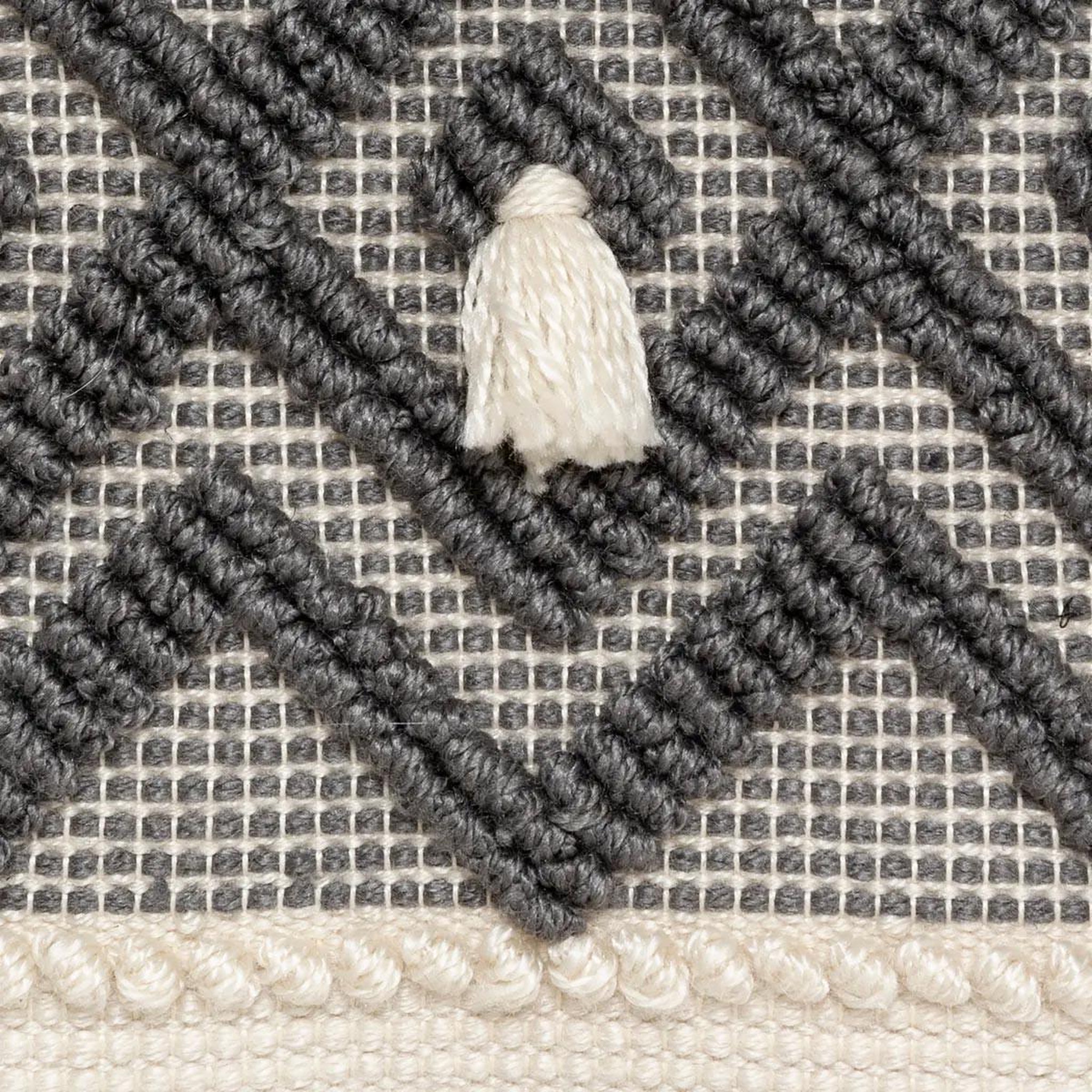 Voir la diapositive 3 : ATMOSPHERA Coussin Déco à Pompons  Row  45x45cm Gris