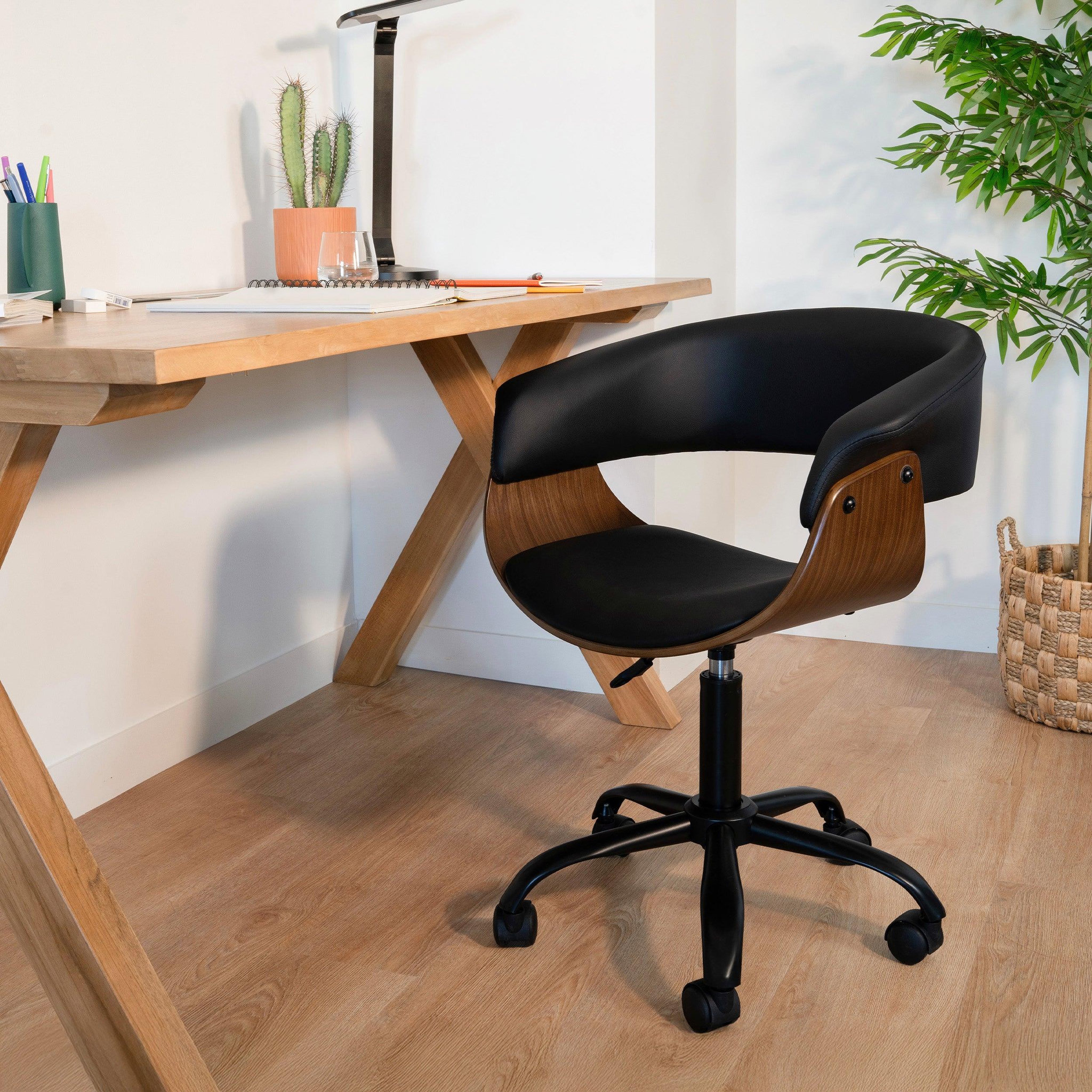Voir la diapositive 2 : MAISON PAVANE Chaise de bureau pivotante sur roulettes en bois et PU noir-Basile