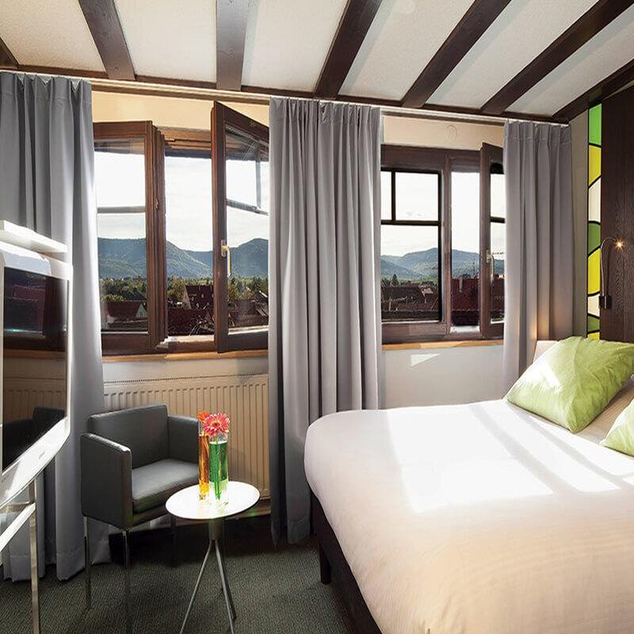 Voir la diapositive 3 : Smartbox 2 jours avec accès spa dans un hôtel 4* - coffret cadeau séjour