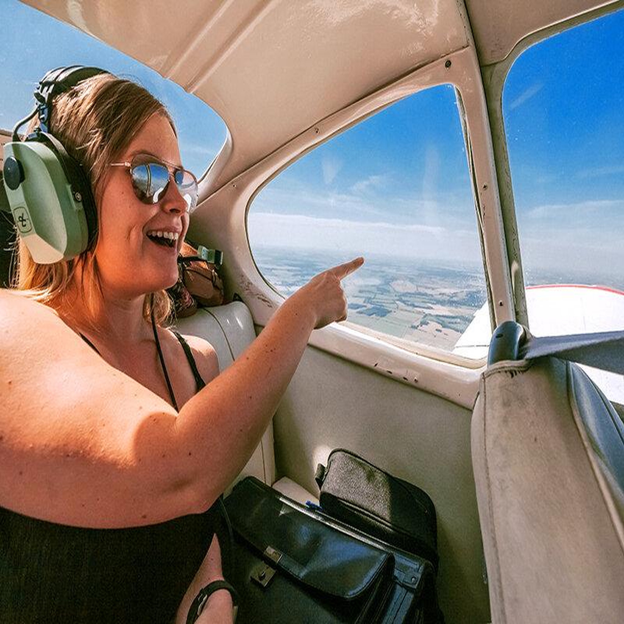 Voir la diapositive 4 : Smartbox 1h de vol privé en avion au-dessus de lyon et ses alentours pour 3 personnes - coffret cadeau sport & aventure