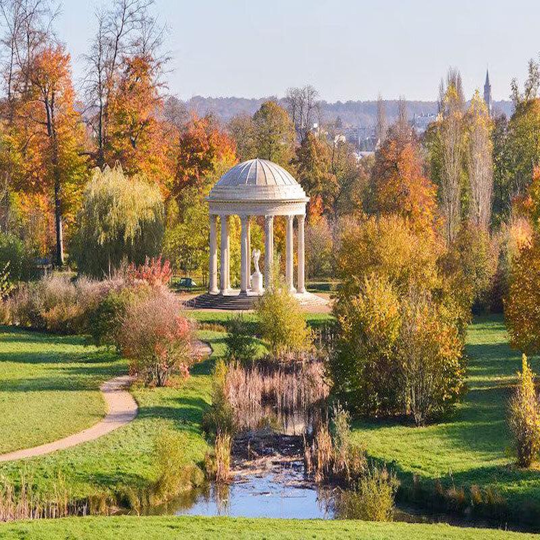 Voir la diapositive 3 : Smartbox Journée à versailles : visite des trianons et du hameau de la reine en famille - coffret cadeau sport & aventure