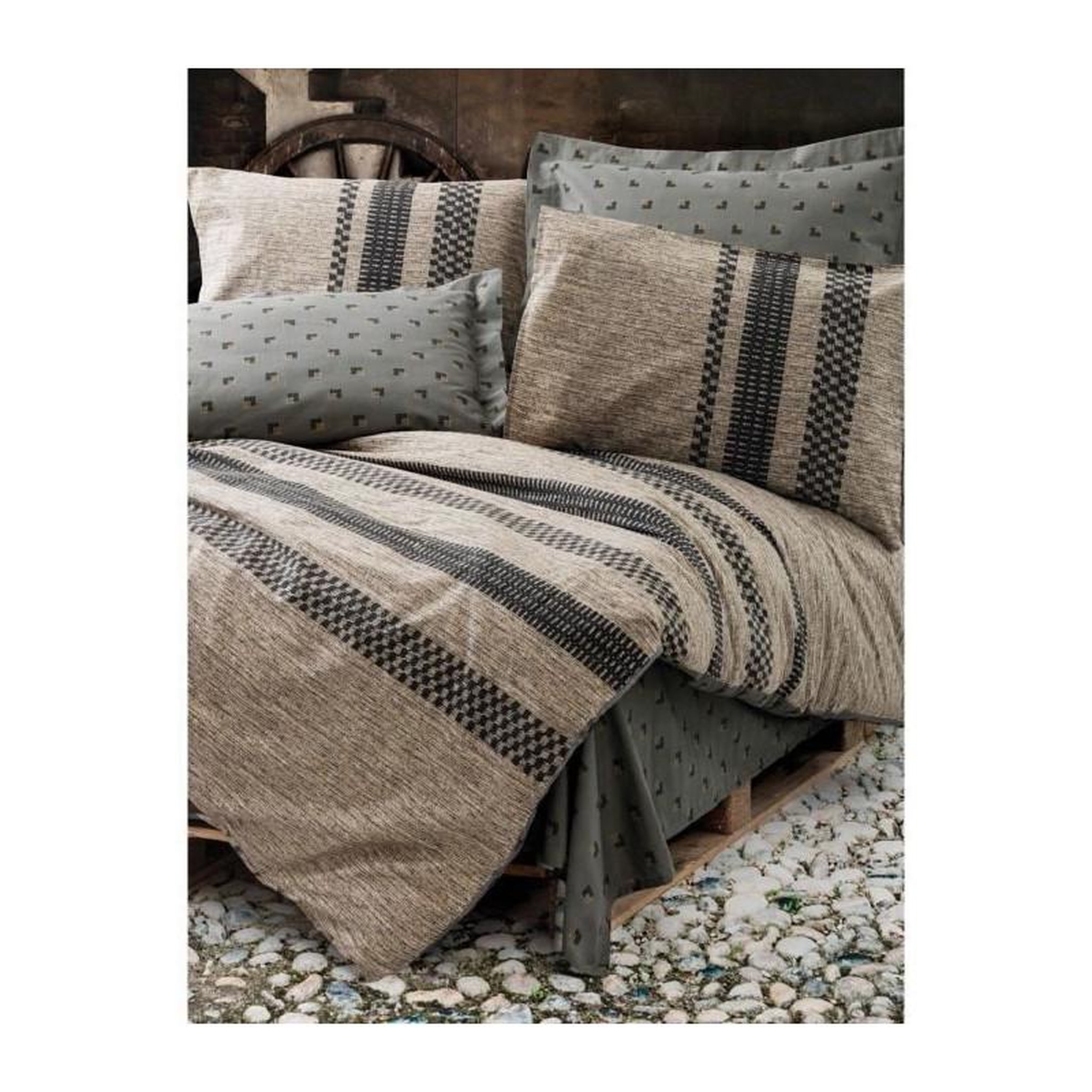 Voir la diapositive 4 : GENERIQUE Parure de lit - 129CTN64282 - 1 housse de couette 220 x 240 cm + 2 taies d'oreiller 60 x 60 cm - 100% coton ranforcé - Brun