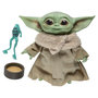 Voir la diapositive 2 : HASBRO Figurine peluche électronique The Child alias Bébé Yoda 20 cm