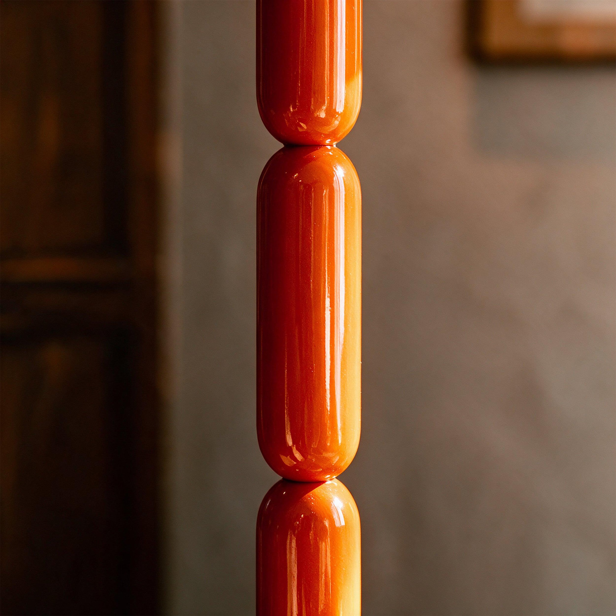 Voir la diapositive 3 : MAISON PAVANE Lampadaire en bois et métal orange-romy
